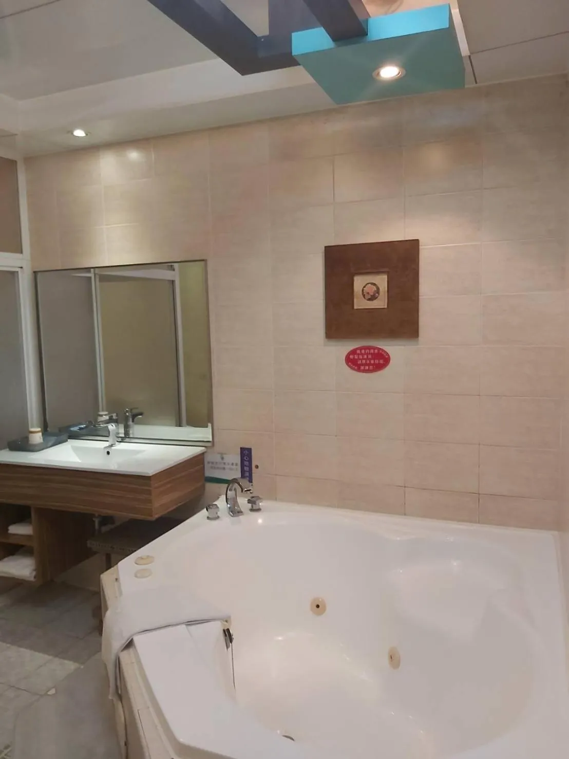 CHATEAU MOTEL (Crystal Code Museum)