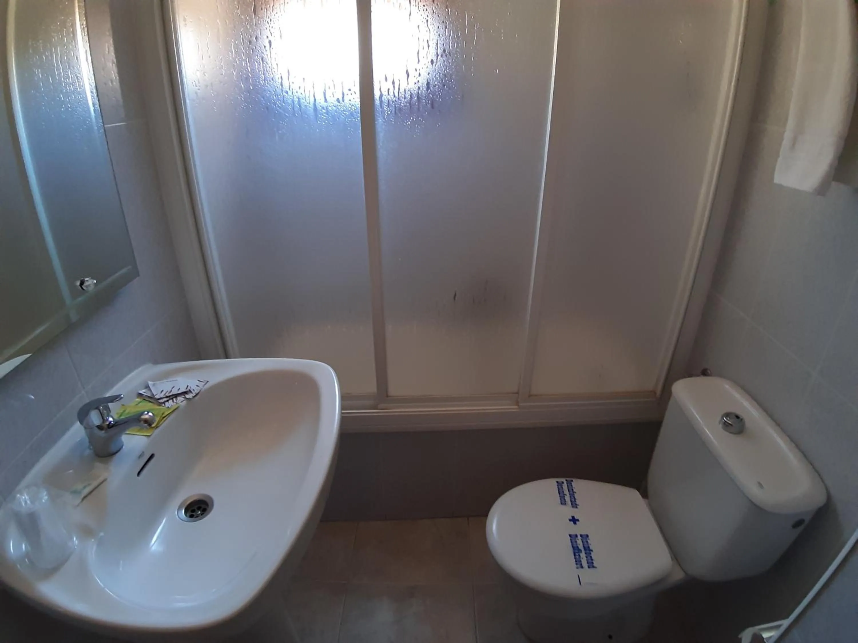 Bathroom in Hostal Gúdar