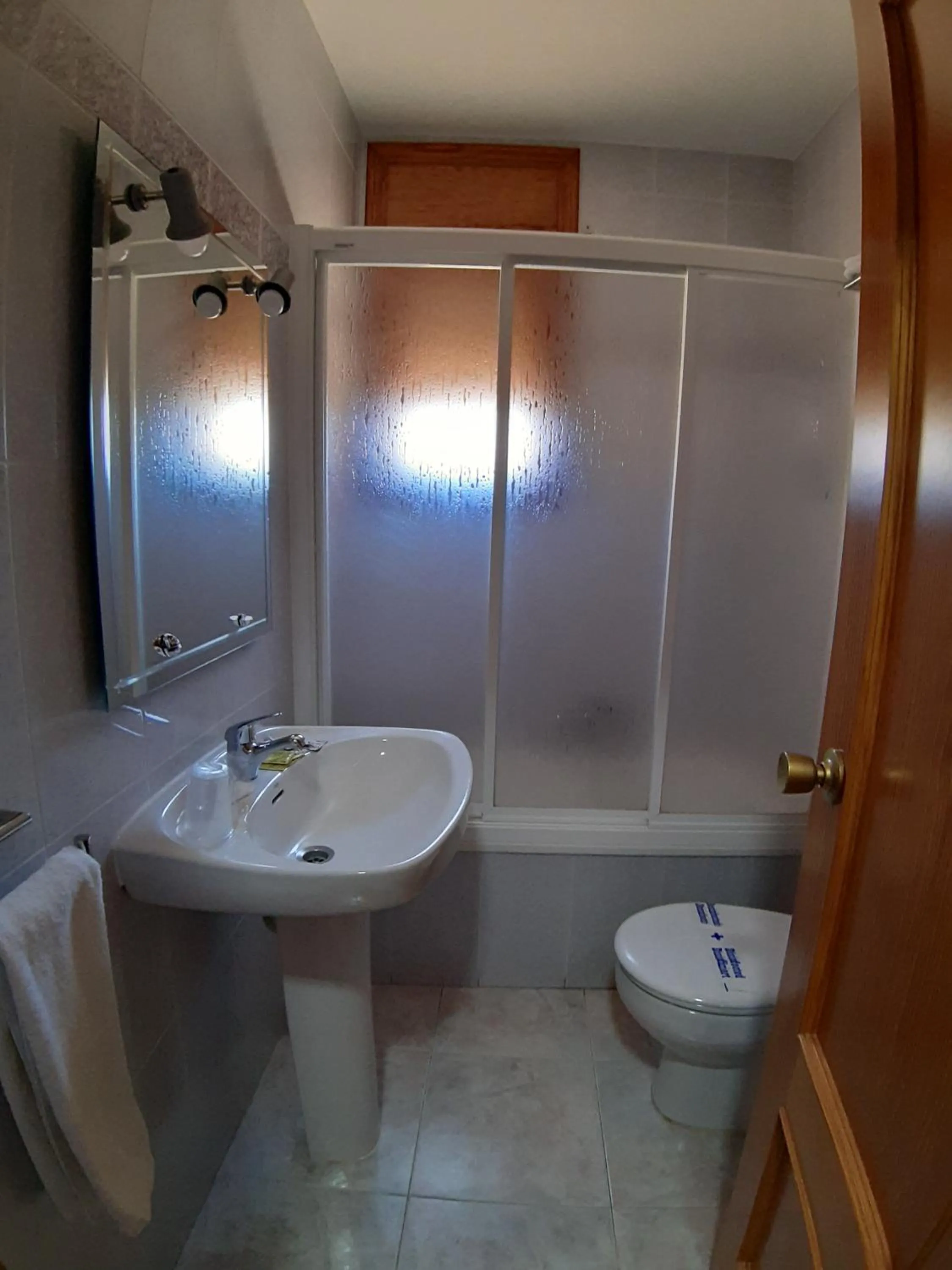 Bathroom in Hostal Gúdar