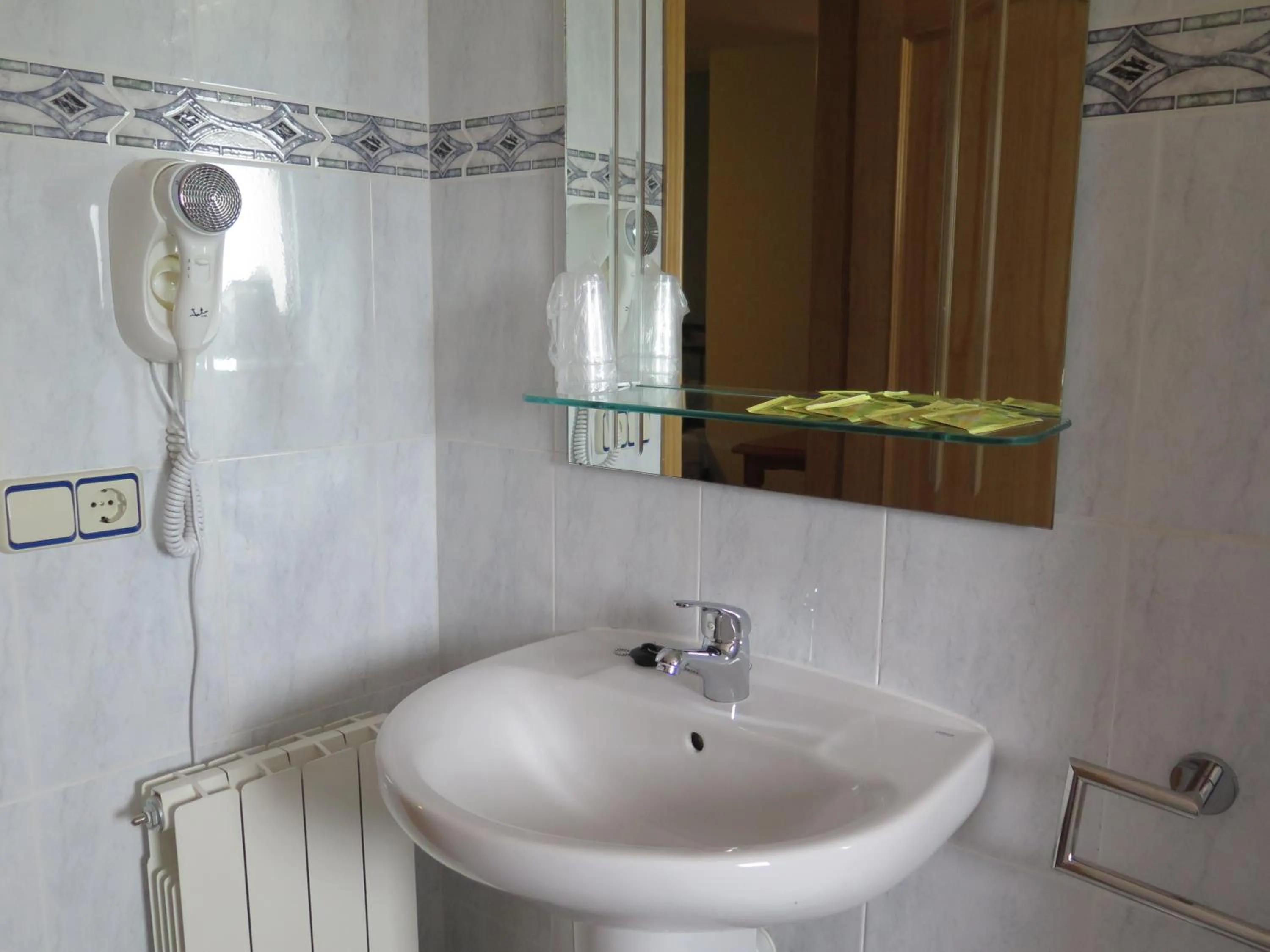 Bathroom in Hostal Gúdar