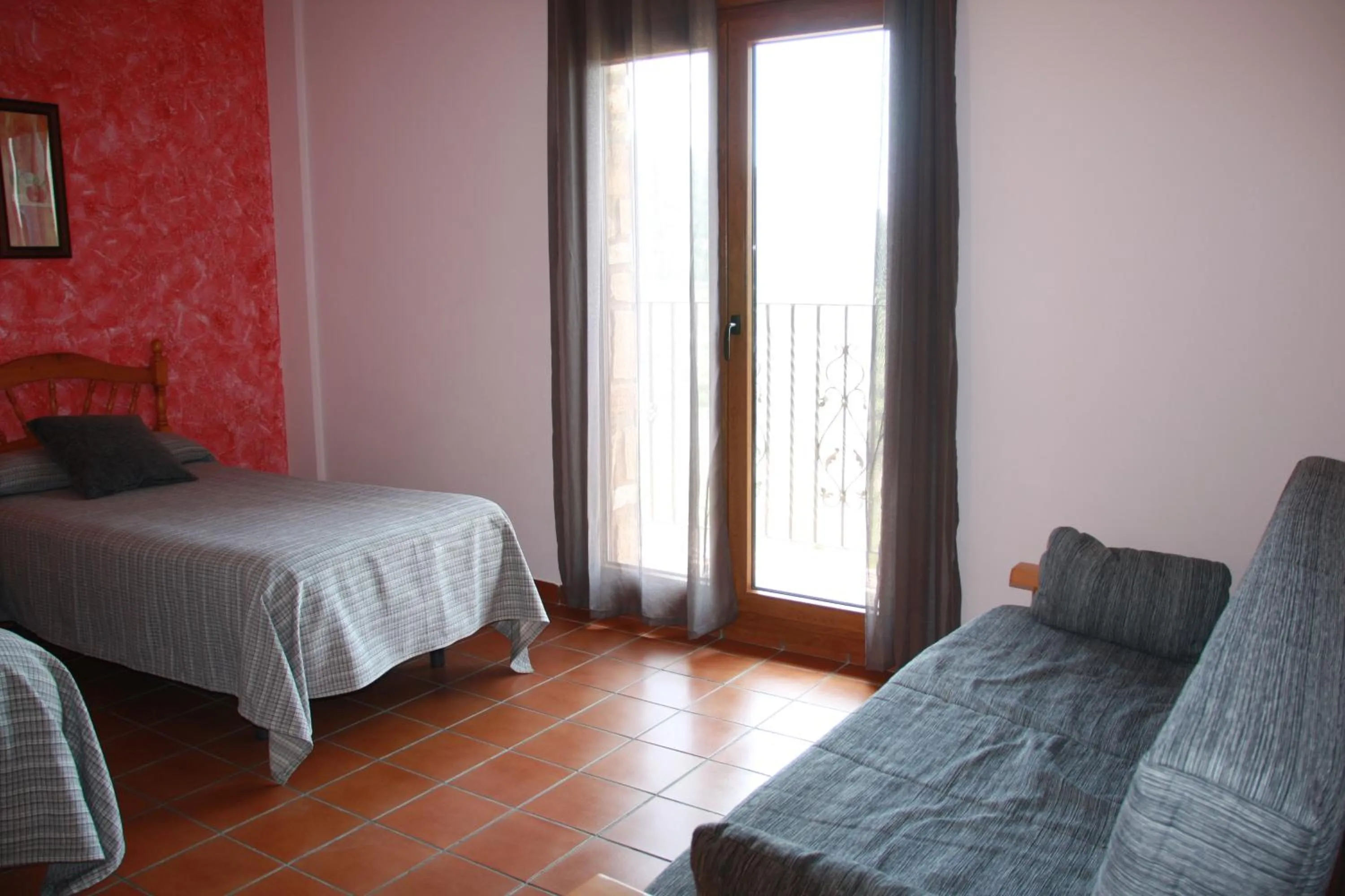 Balcony/Terrace, Bed in Hostal Gúdar