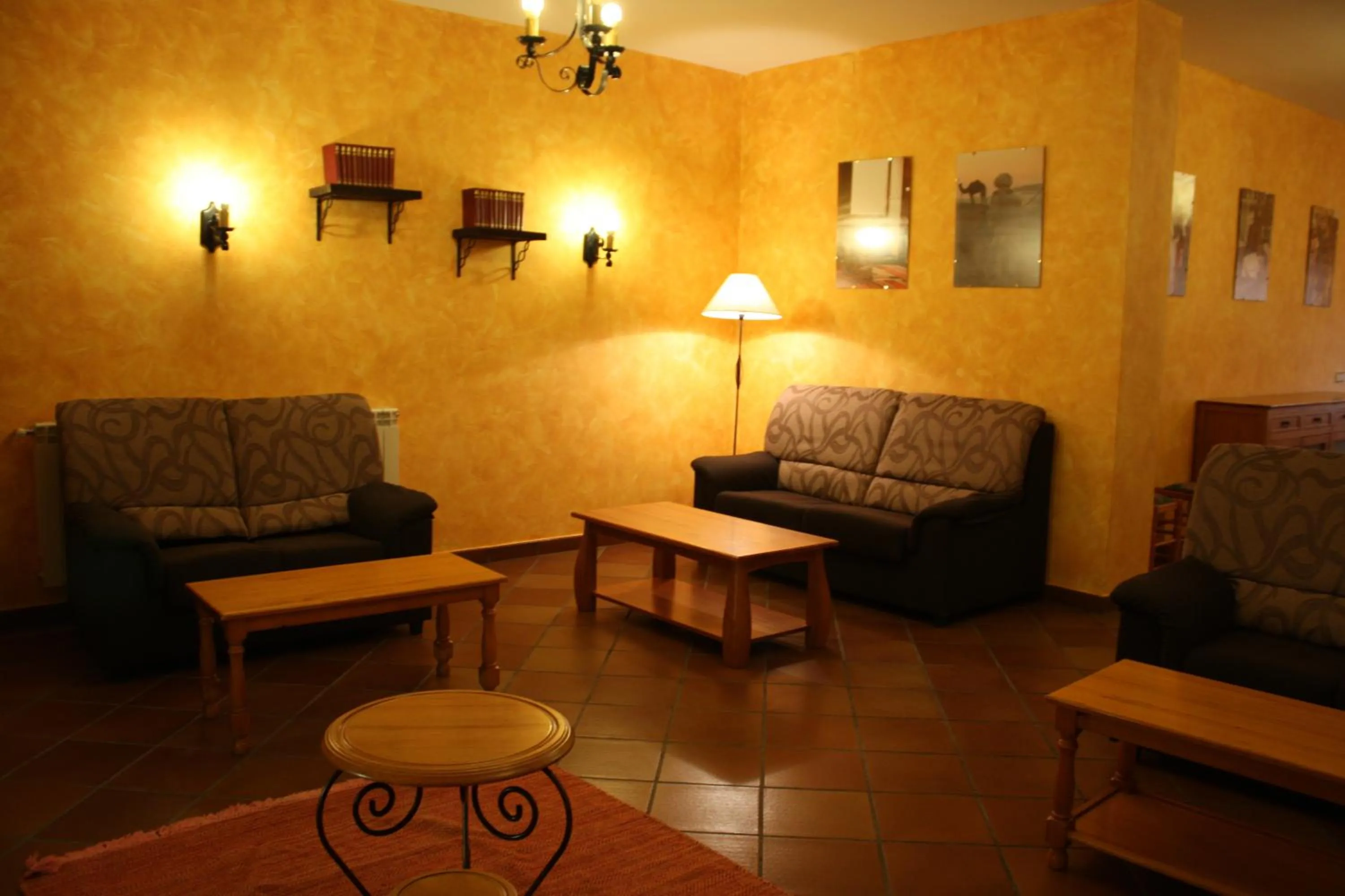 Communal lounge/ TV room in Hostal Gúdar