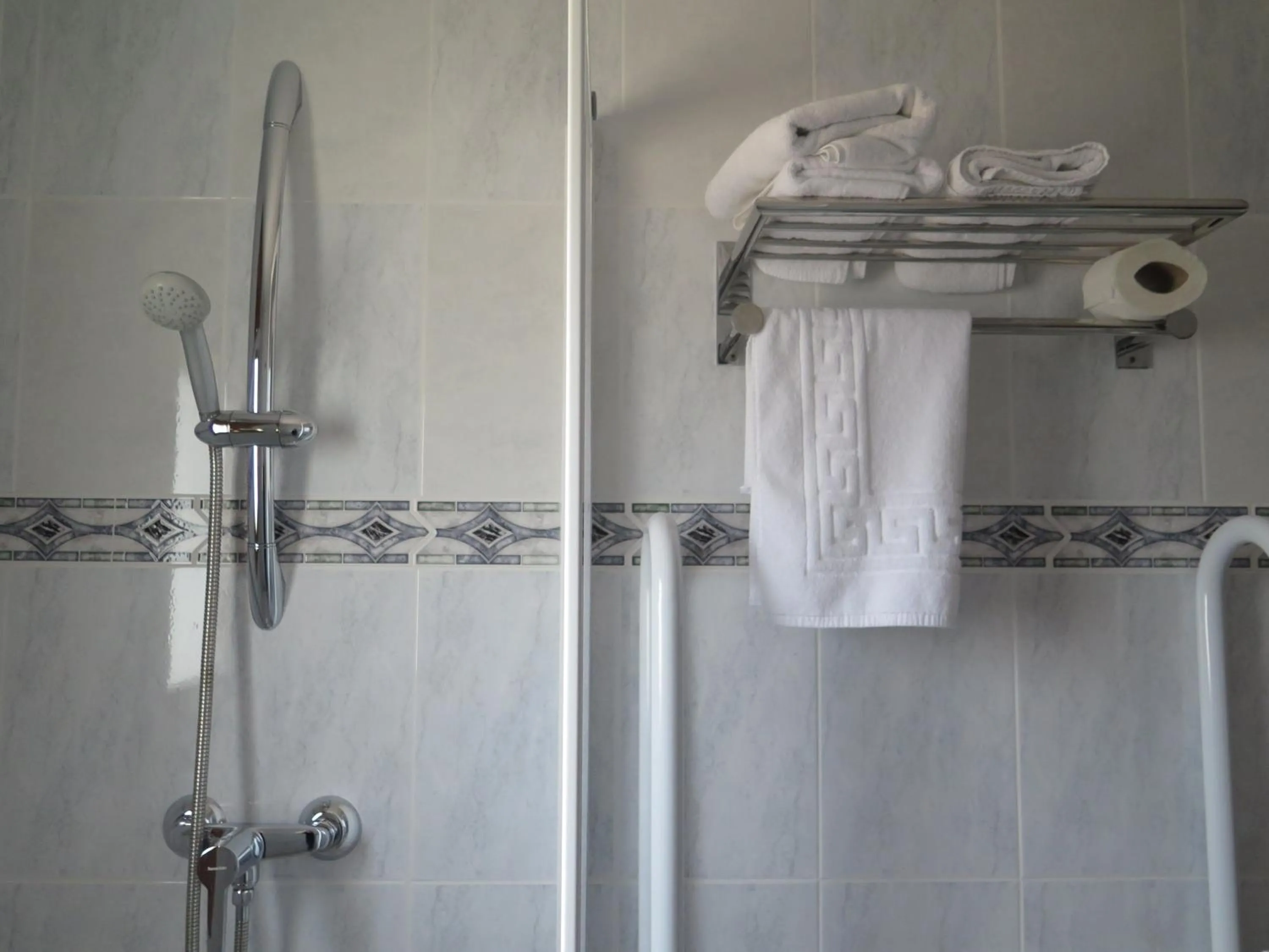 Shower in Hostal Gúdar