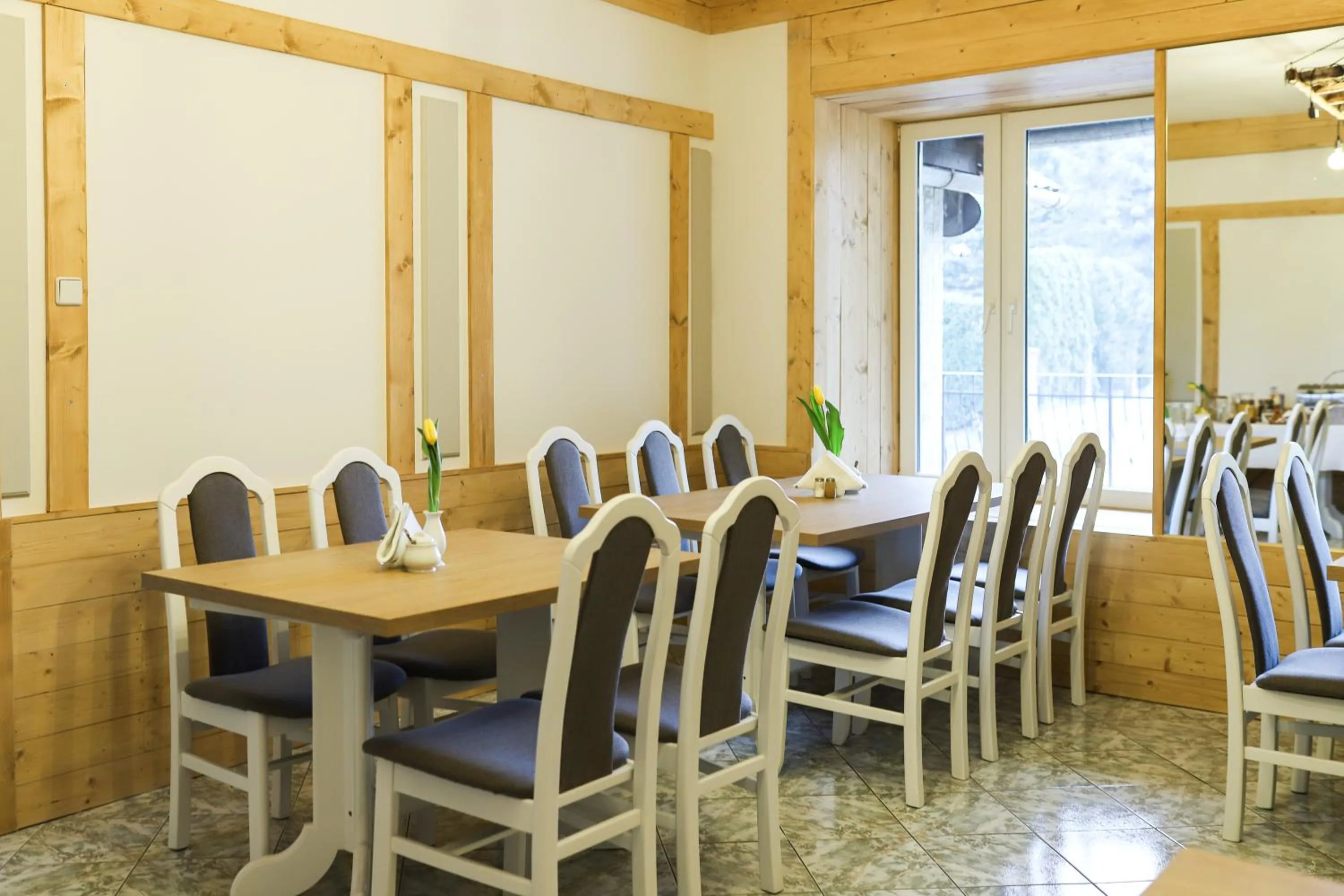 Restaurant/places to eat, Dining Area in Hotel Wysoka