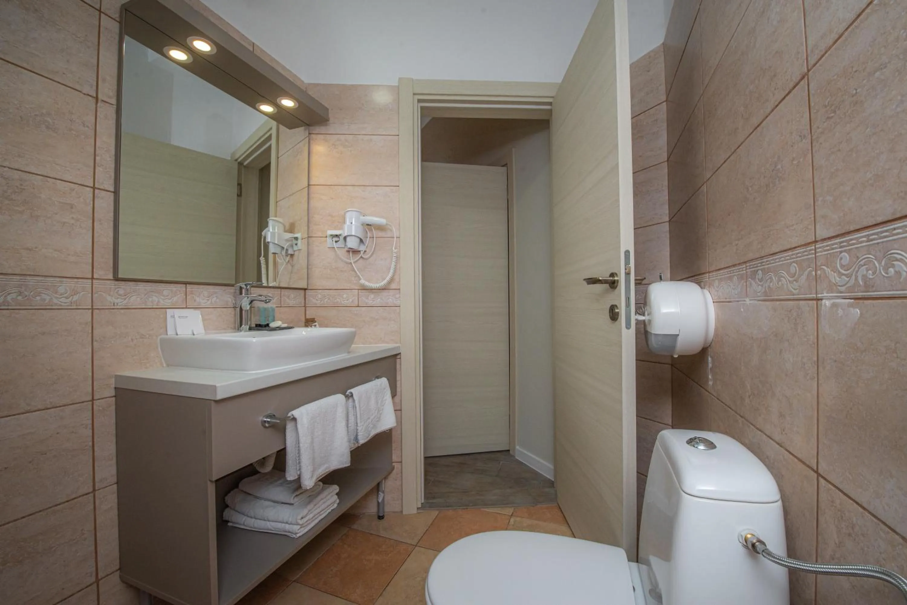 Toilet in Antika Guesthouse