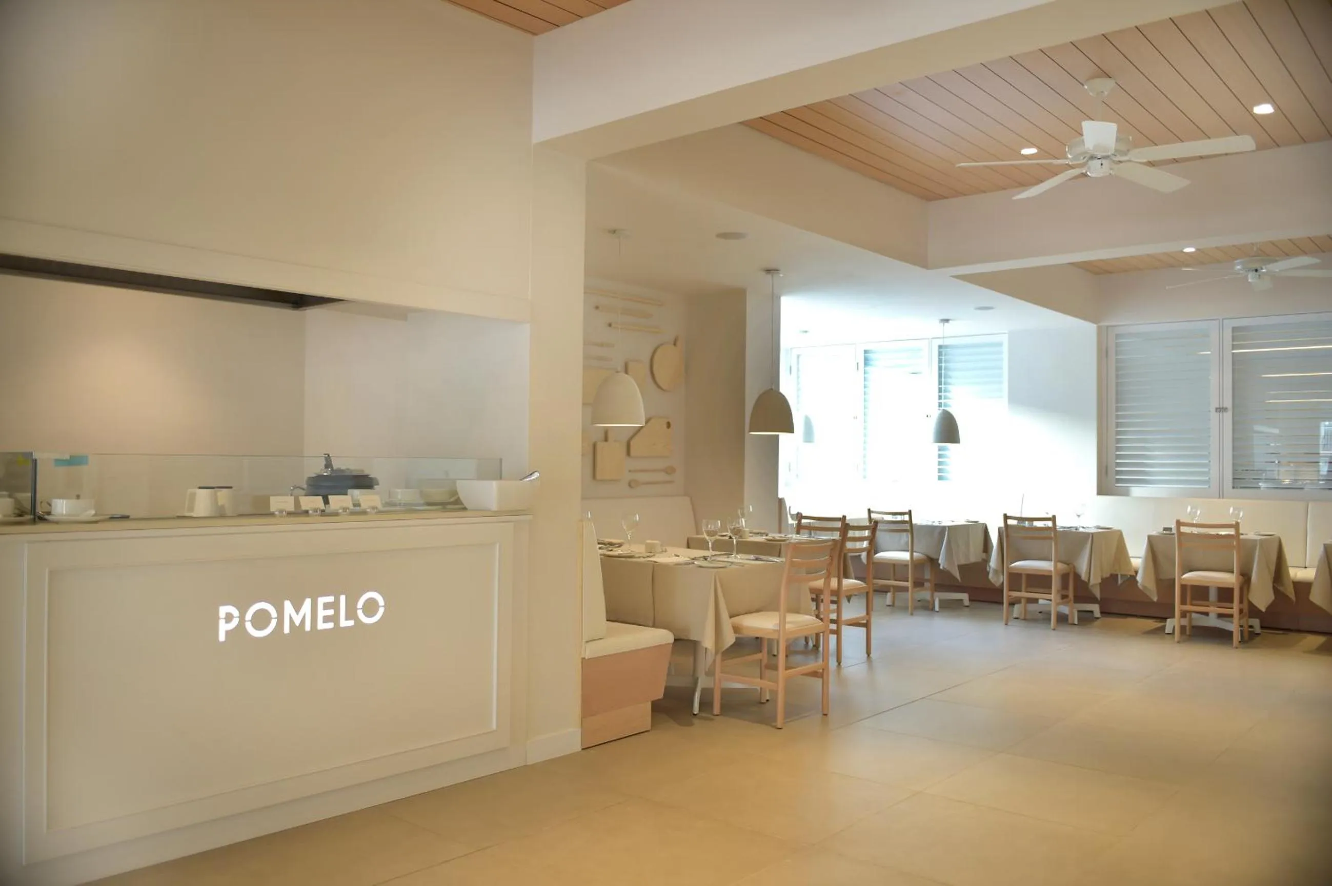 Restaurant/places to eat in Sunrise Gardens Aparthotel