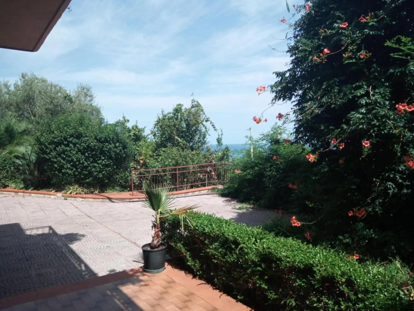 Parking in Stanza in Villa con giardino vista mare