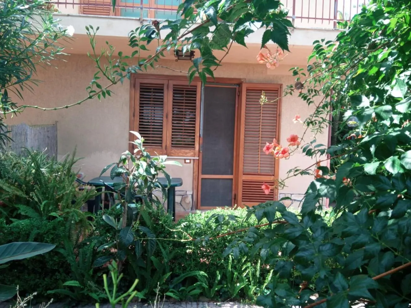 Property building in Stanza in Villa con giardino vista mare