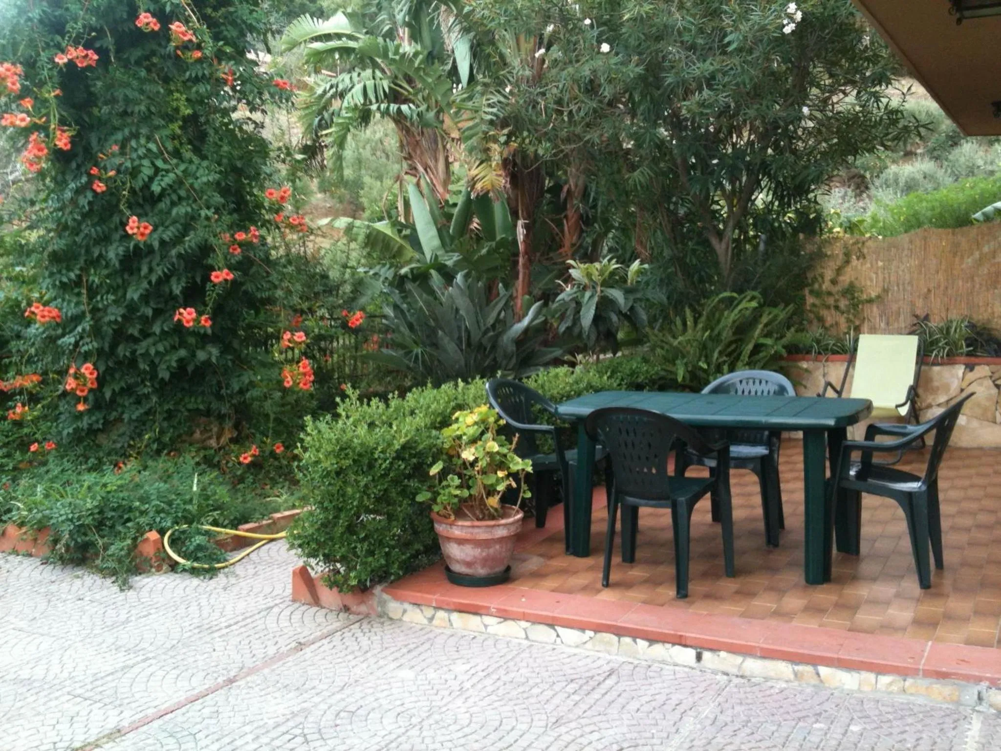 Patio in Stanza in Villa con giardino vista mare