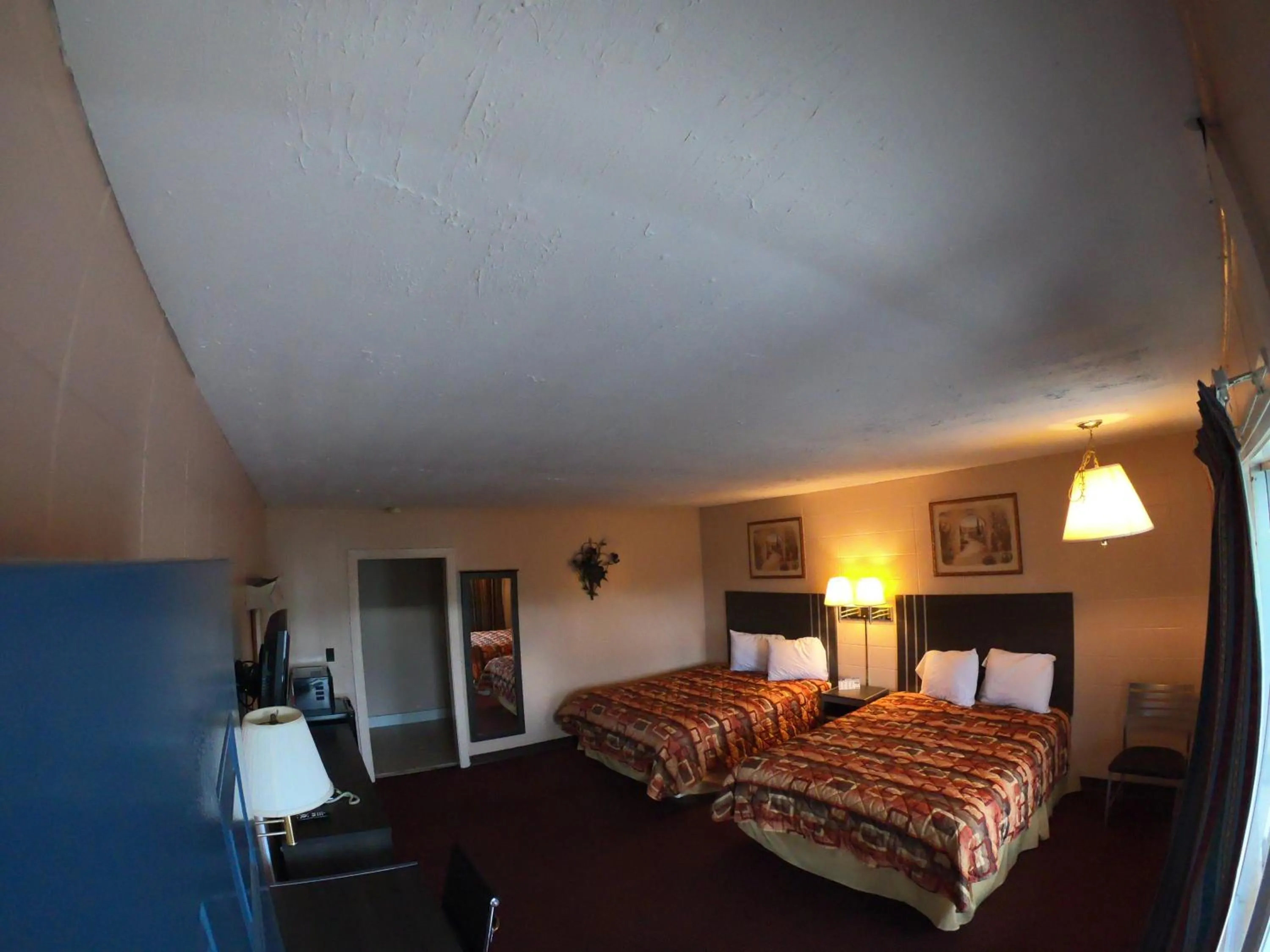 Photo of the whole room in Scottish Inns McMinnville