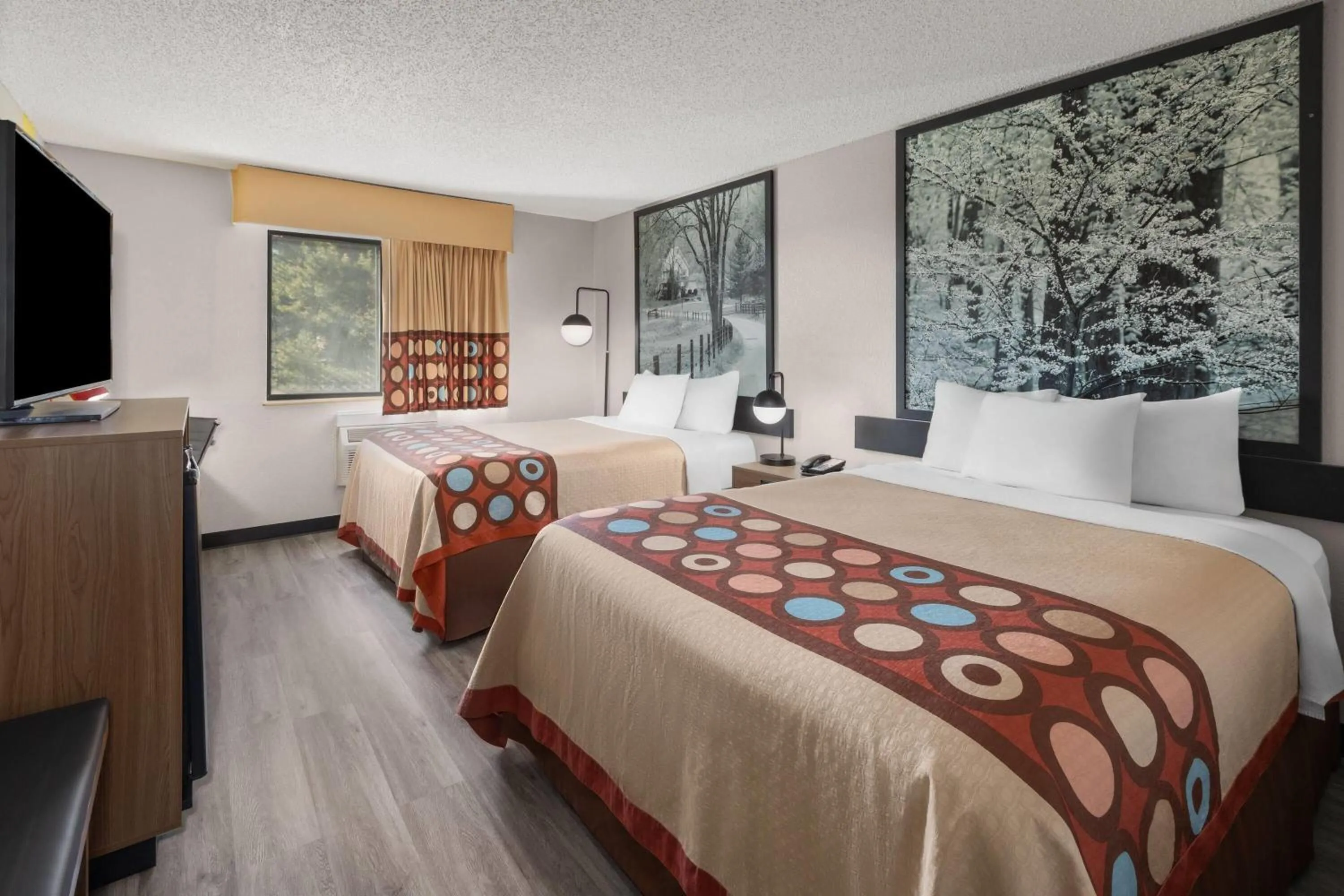 Photo of the whole room, Bed in Super 8 by Wyndham Kent/Akron Area