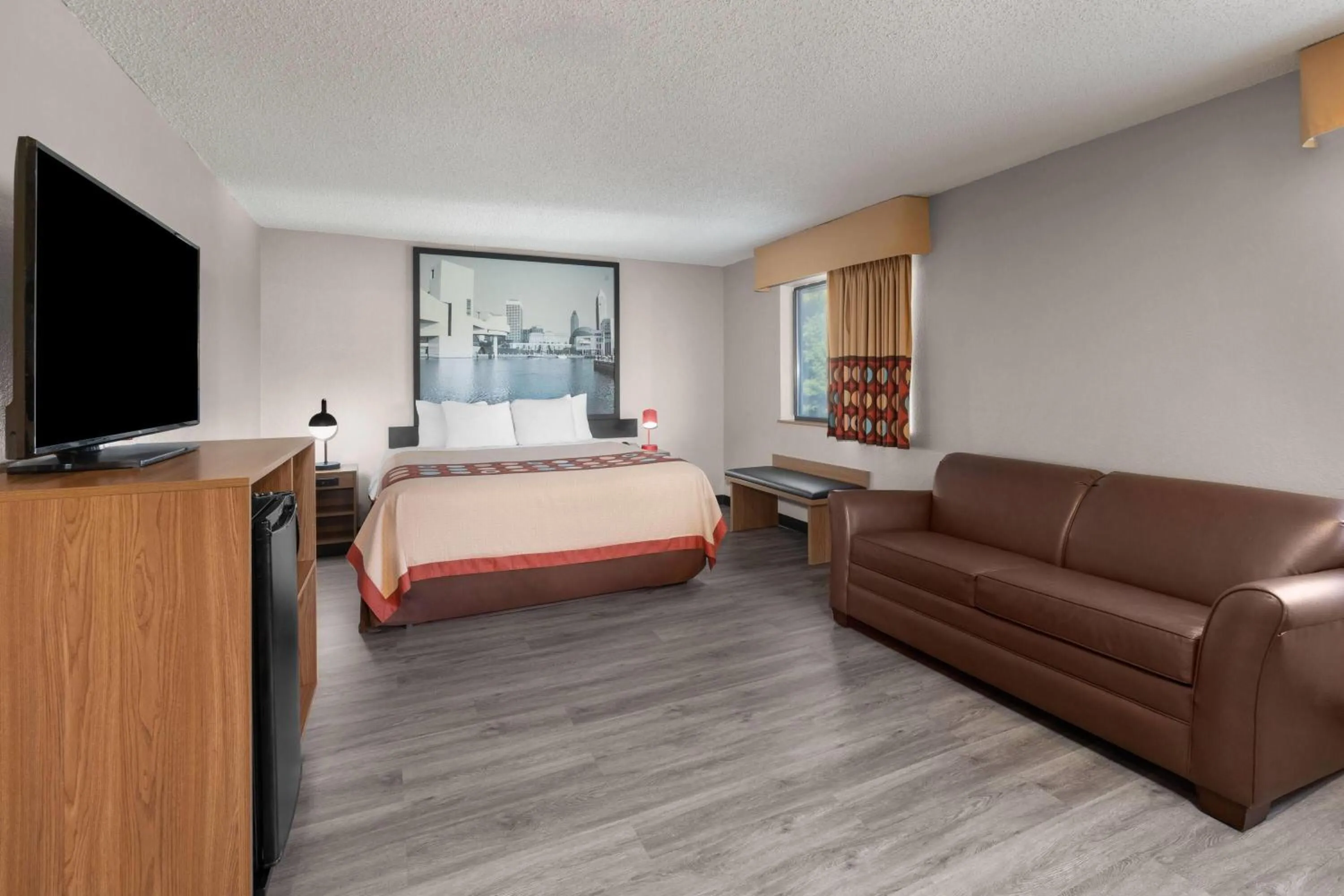 Photo of the whole room, Bed in Super 8 by Wyndham Kent/Akron Area