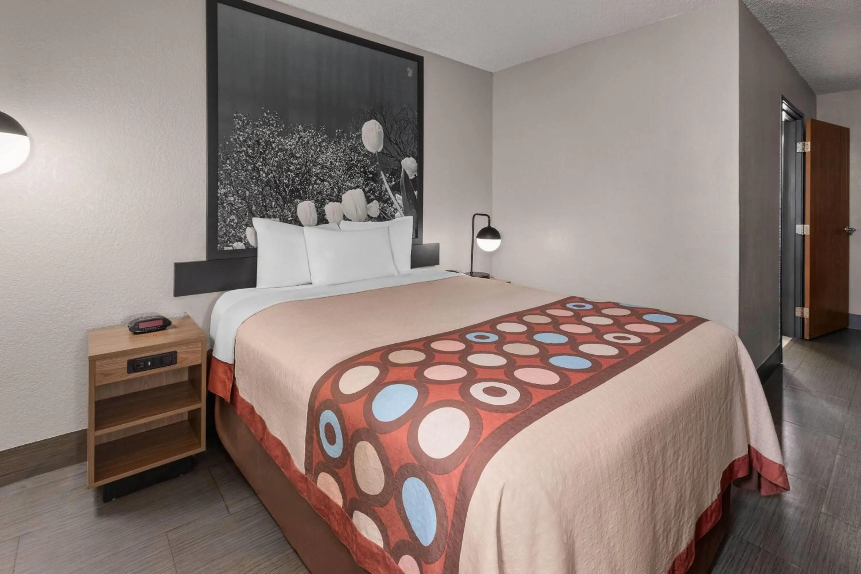 Photo of the whole room, Bed in Super 8 by Wyndham Kent/Akron Area