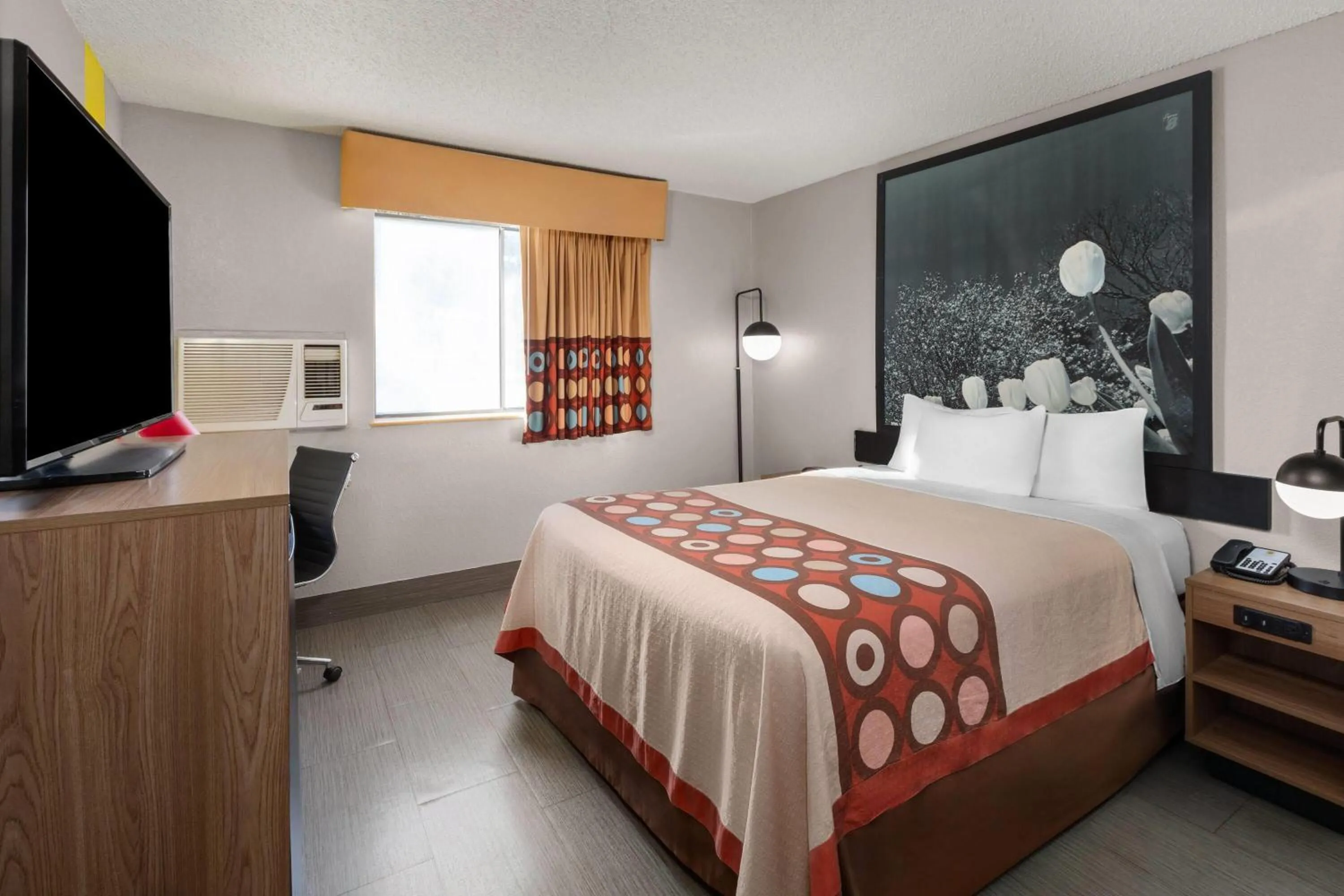 Photo of the whole room, Bed in Super 8 by Wyndham Kent/Akron Area