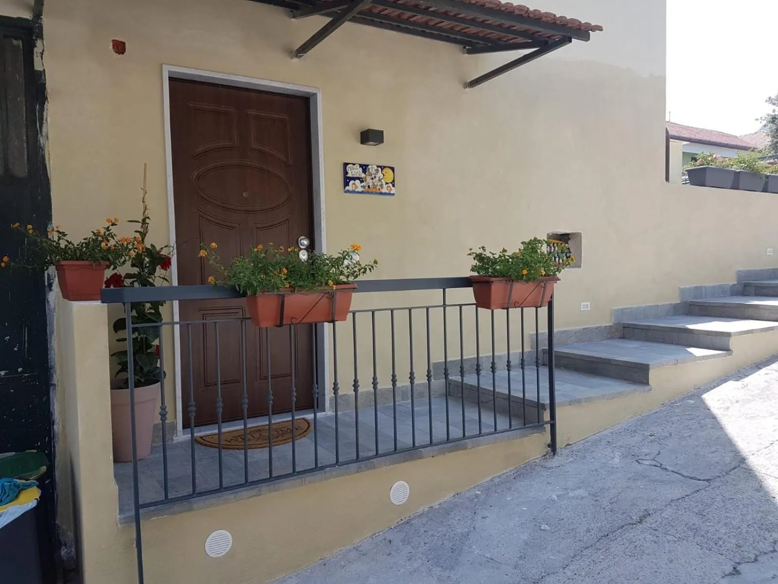 Facade/entrance in MareLuna b&b