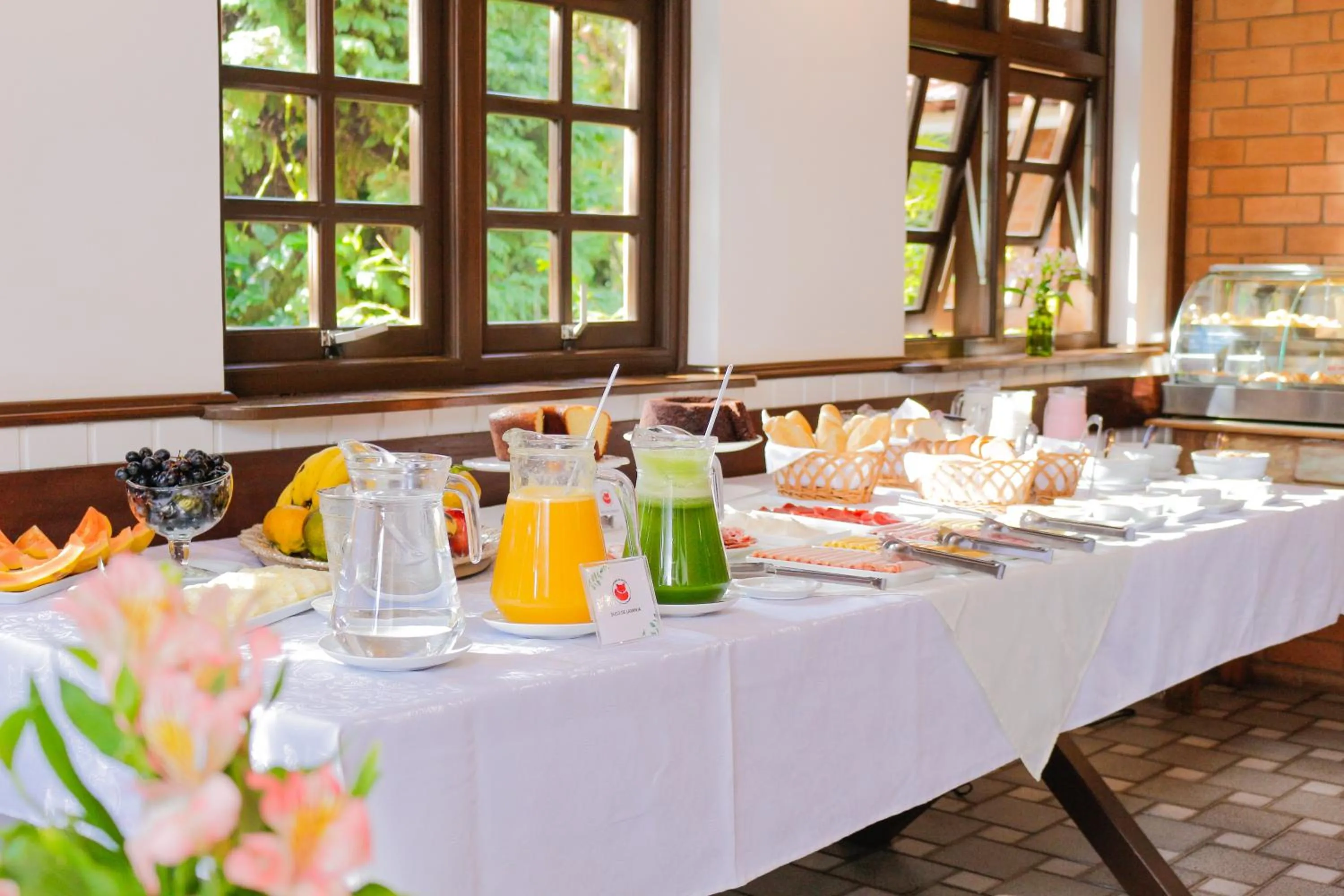 Food and drinks in Pousada O Cantinho da Raposa