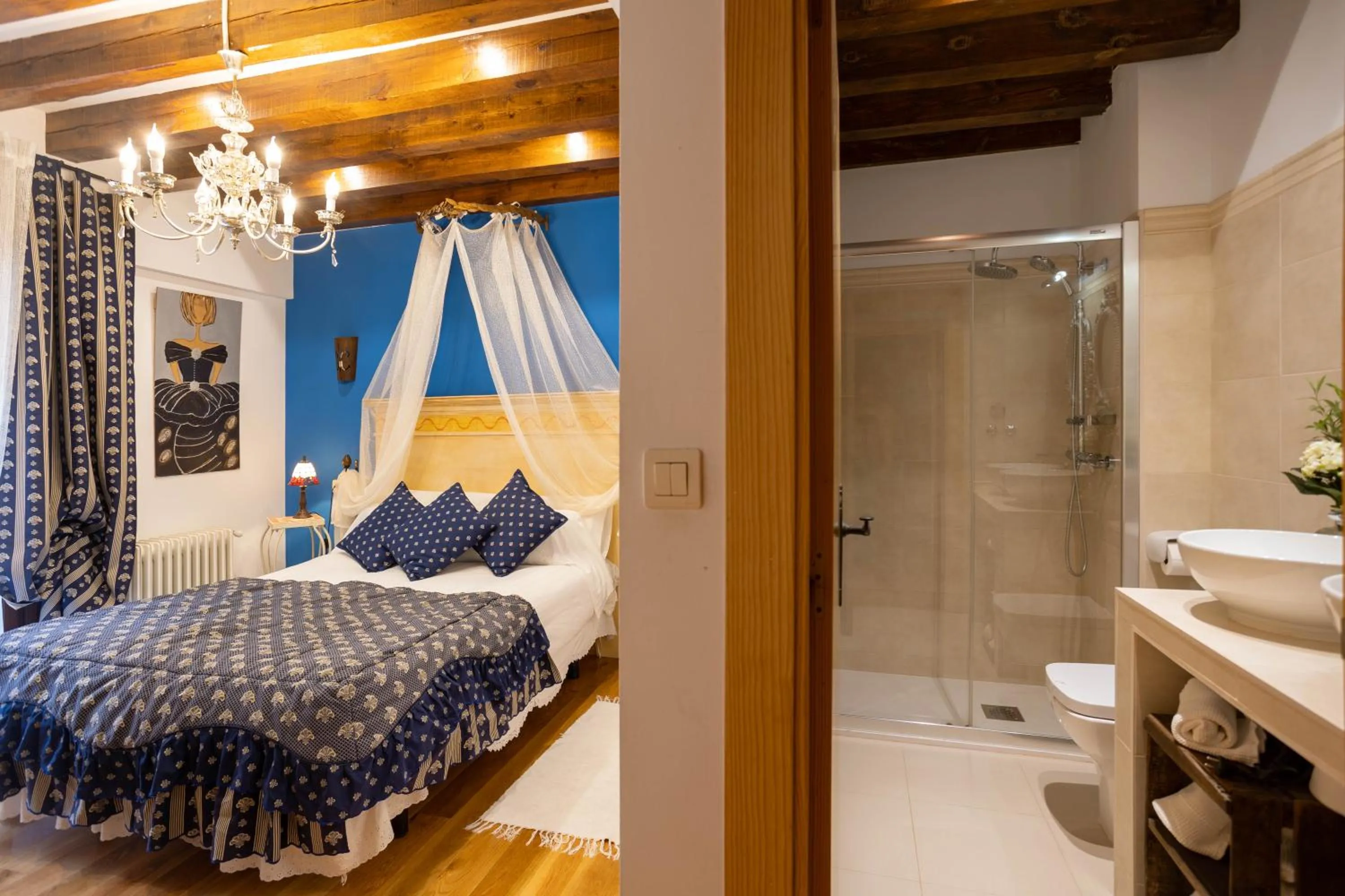 Shower, Bed in Posada de Eufrasio