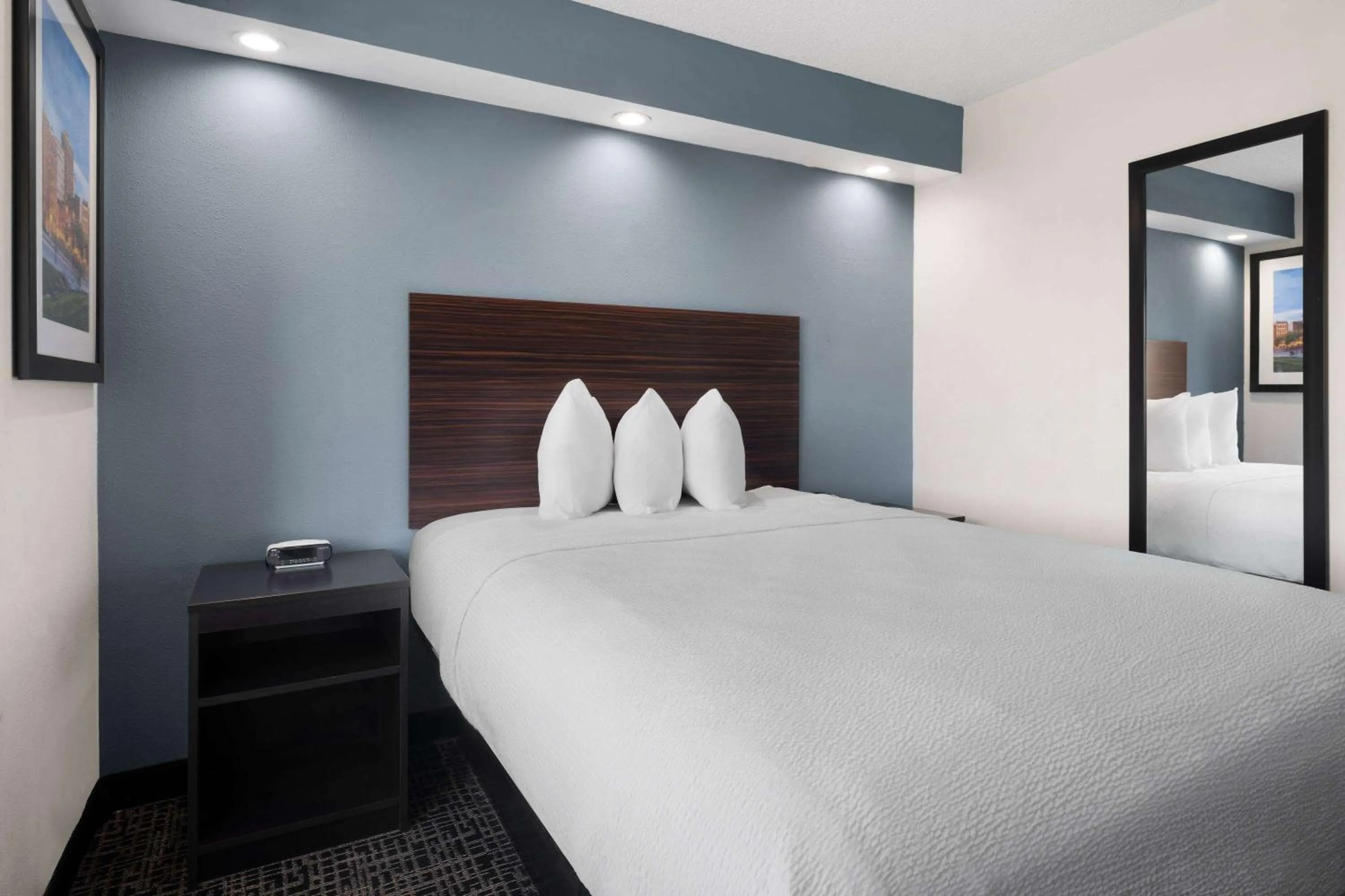 Photo of the whole room, Bed in Baymont by Wyndham Boardman