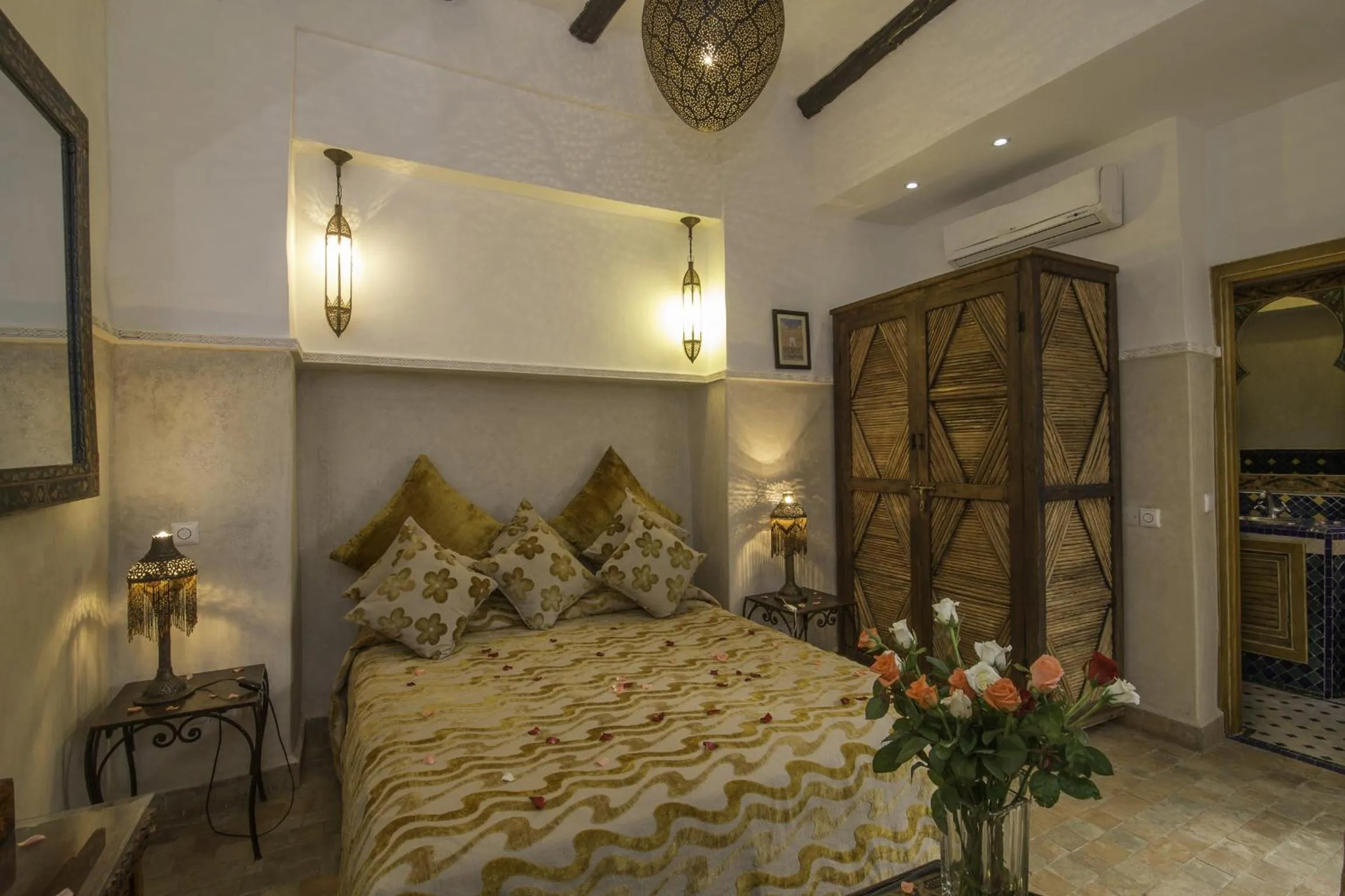 Bathroom, Bed in Riad Palais Sebban