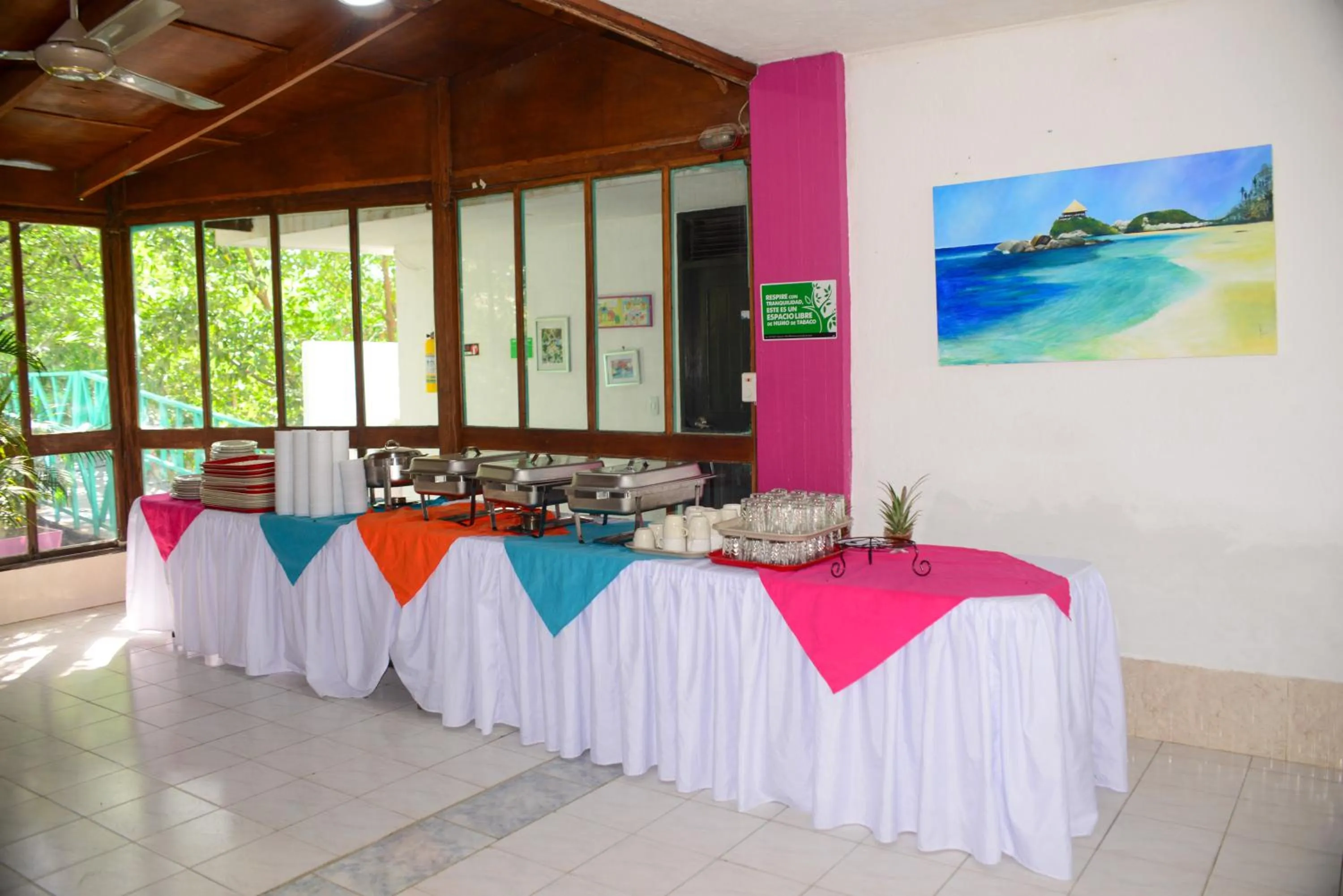 Restaurant/places to eat in Hotel Los Veleros Santa Marta