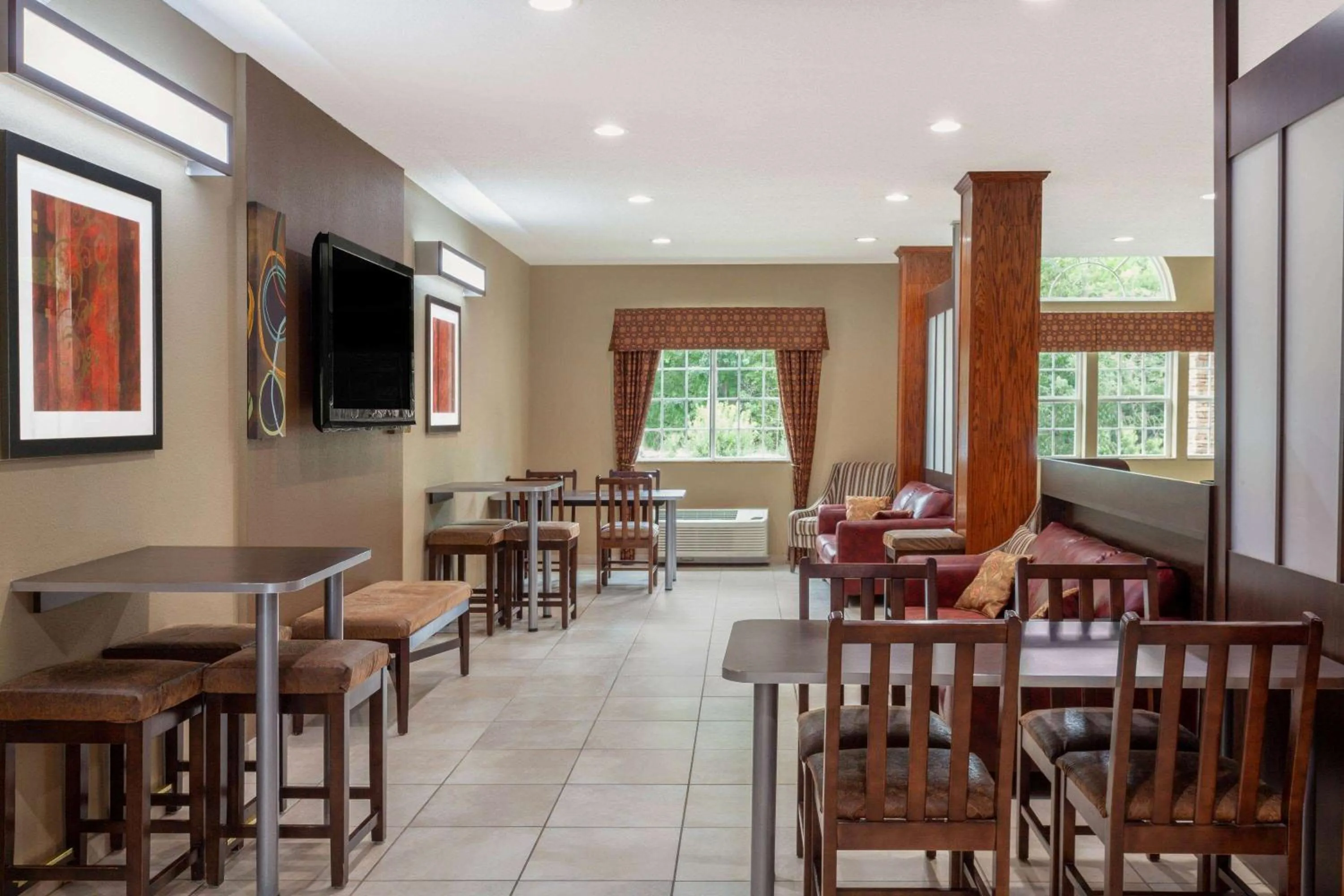 Restaurant/places to eat in Microtel Inn & Suites by Wyndham Columbia
