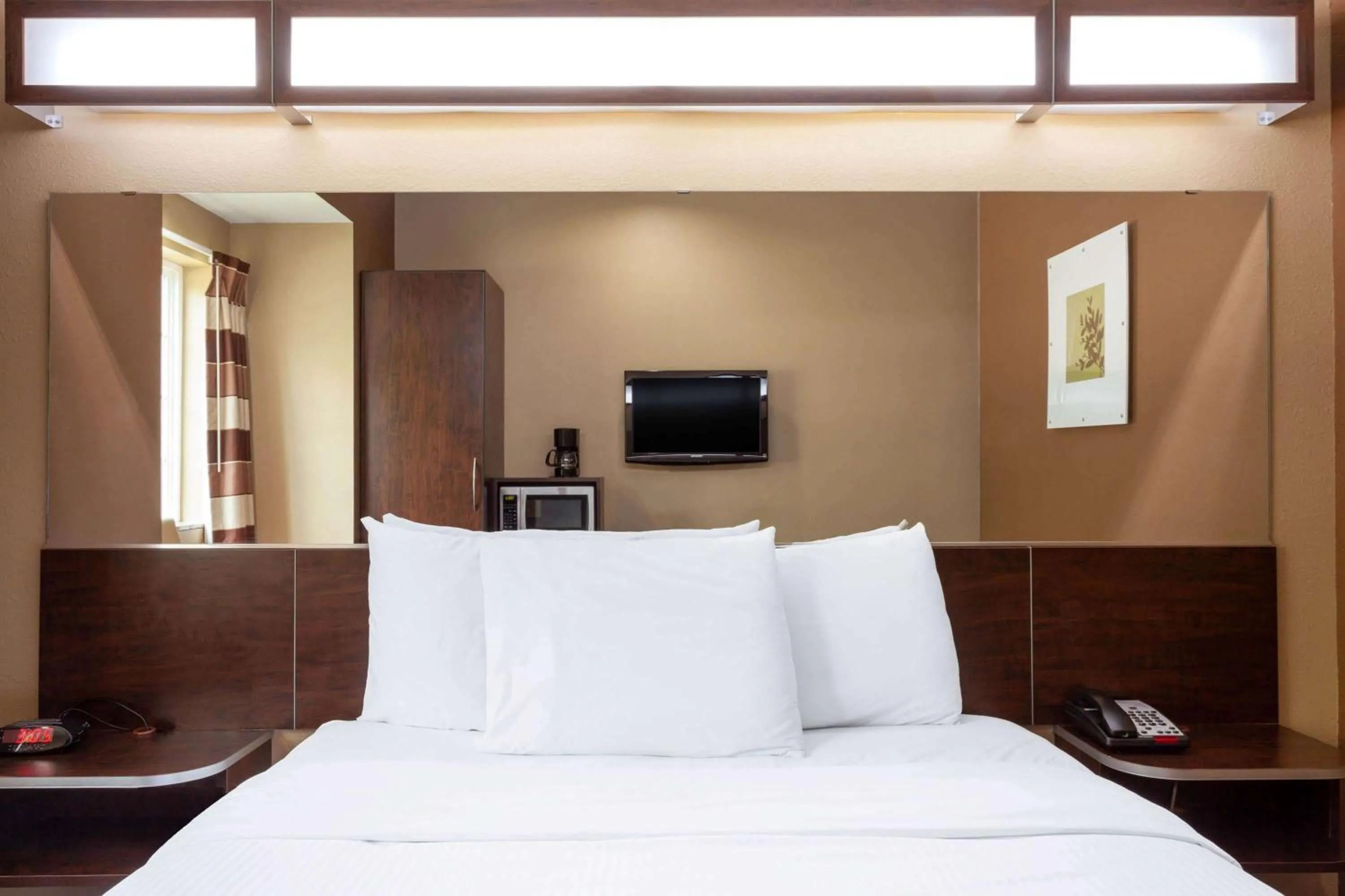 Photo of the whole room, Bed in Microtel Inn & Suites by Wyndham Columbia