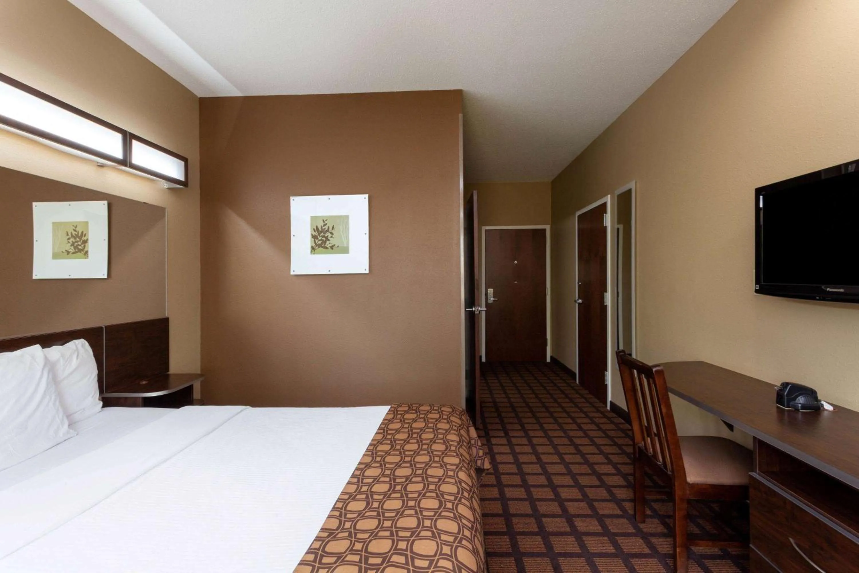 Photo of the whole room, Bed in Microtel Inn & Suites by Wyndham Columbia