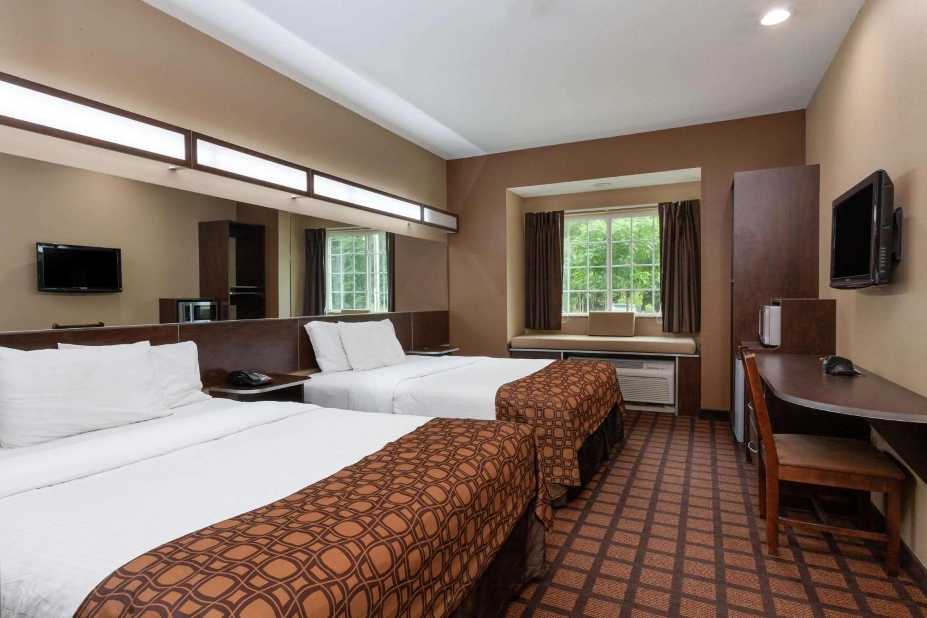 Photo of the whole room, Bed in Microtel Inn & Suites by Wyndham Columbia