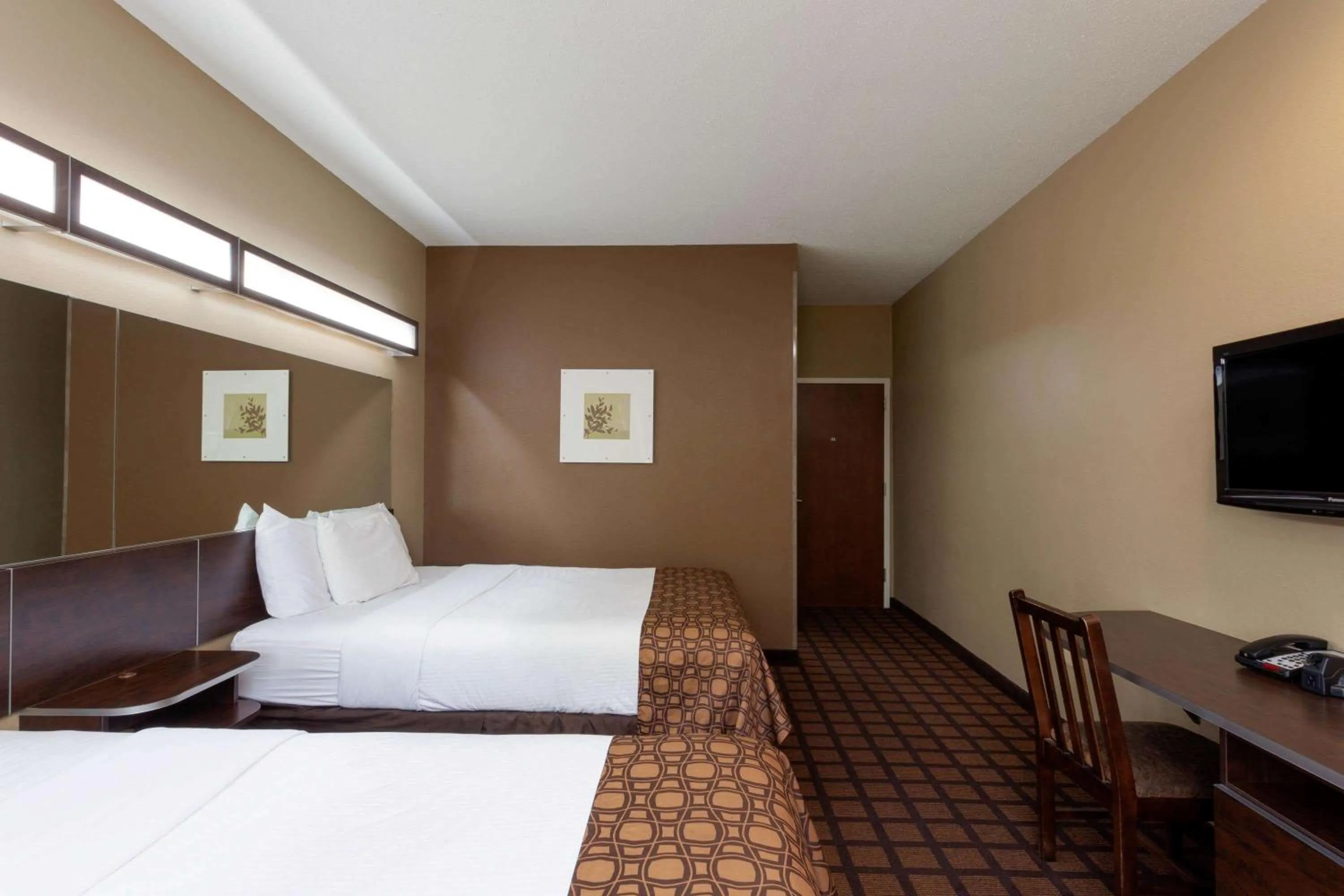 Photo of the whole room, Bed in Microtel Inn & Suites by Wyndham Columbia