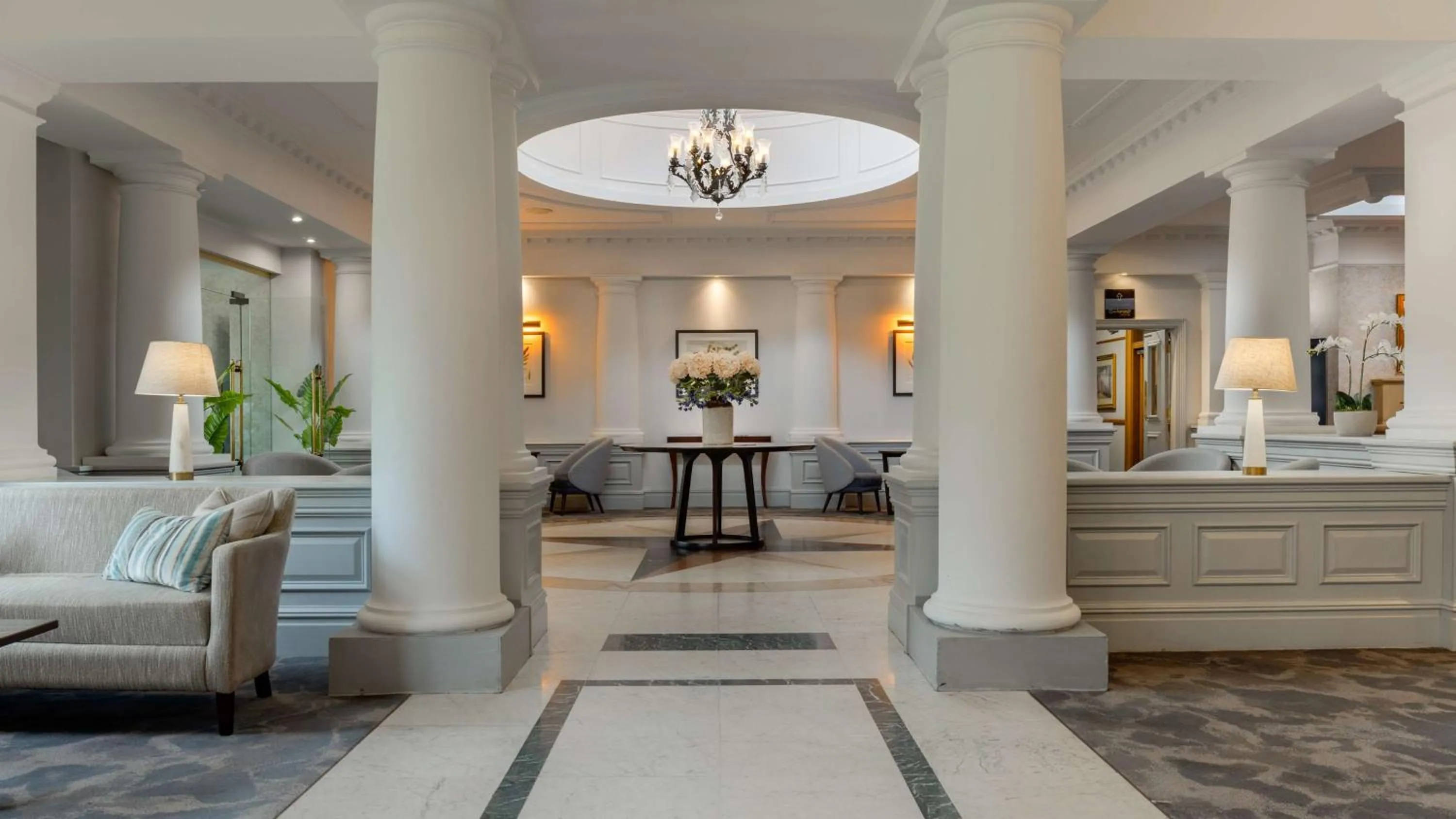 Lobby or reception in Hilton Puckrup Hall Hotel & Golf Club, Tewkesbury