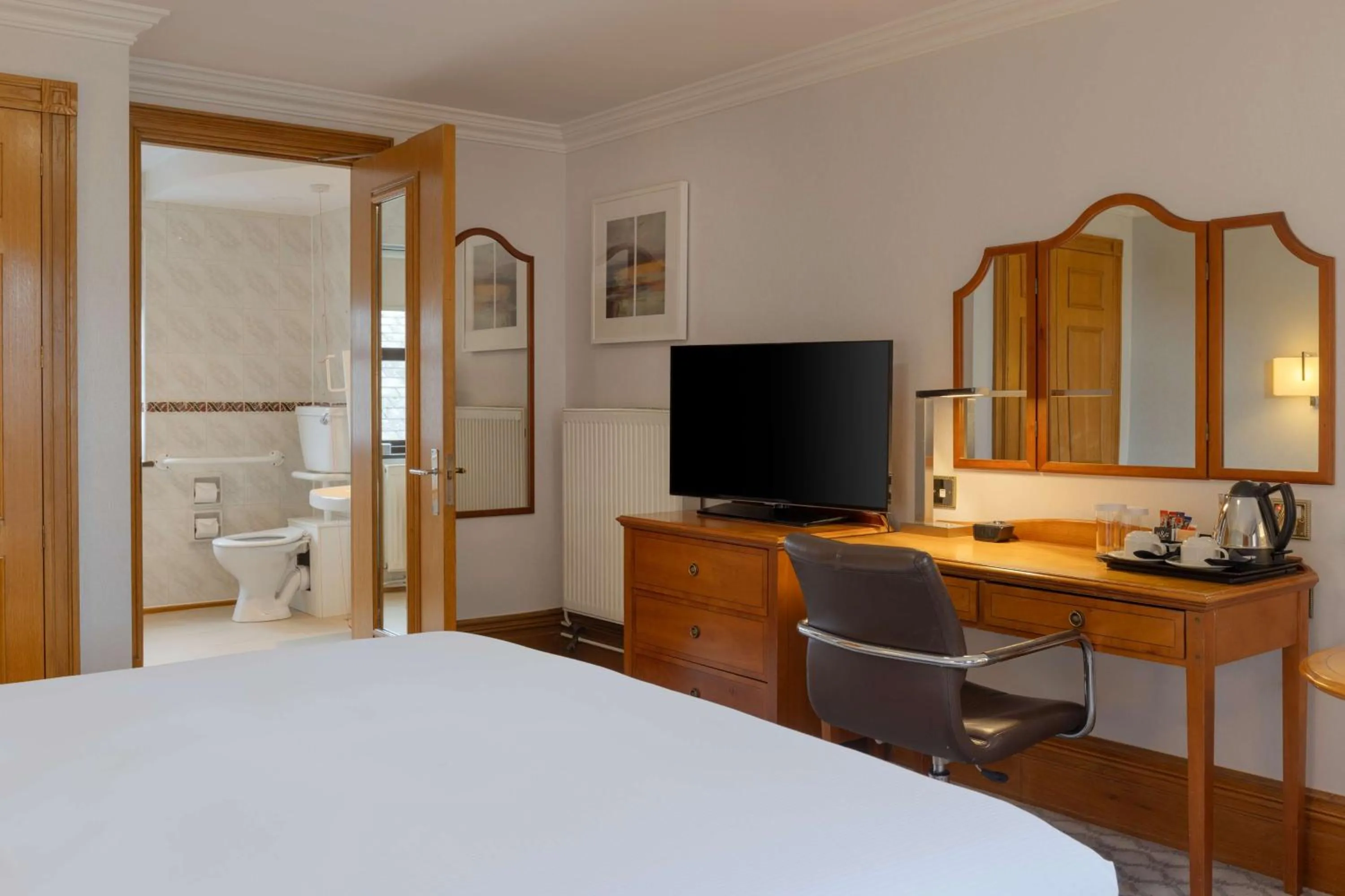 Bedroom, Bed in Hilton Puckrup Hall Hotel & Golf Club, Tewkesbury