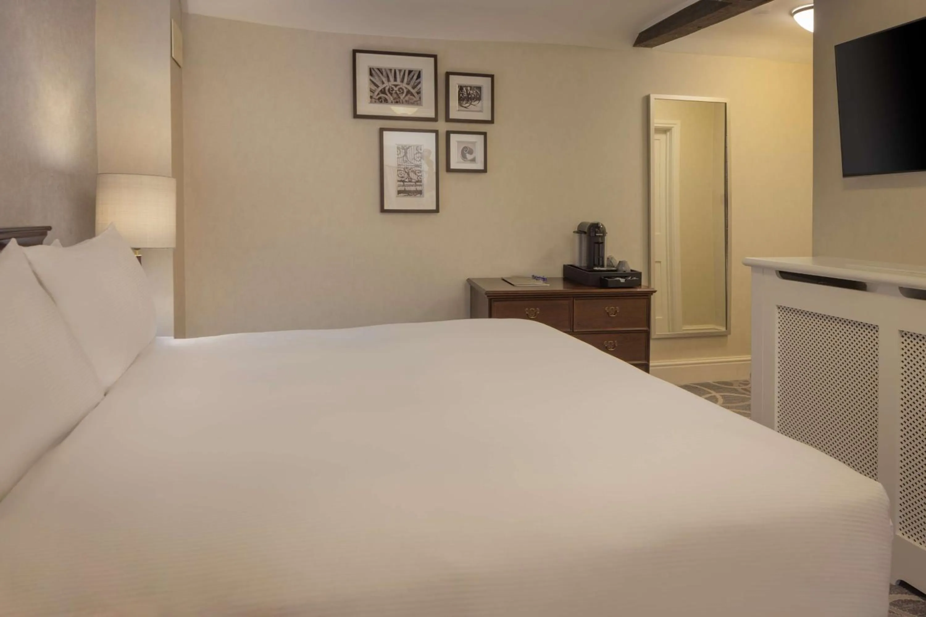 Bed in Hilton Puckrup Hall Hotel & Golf Club, Tewkesbury