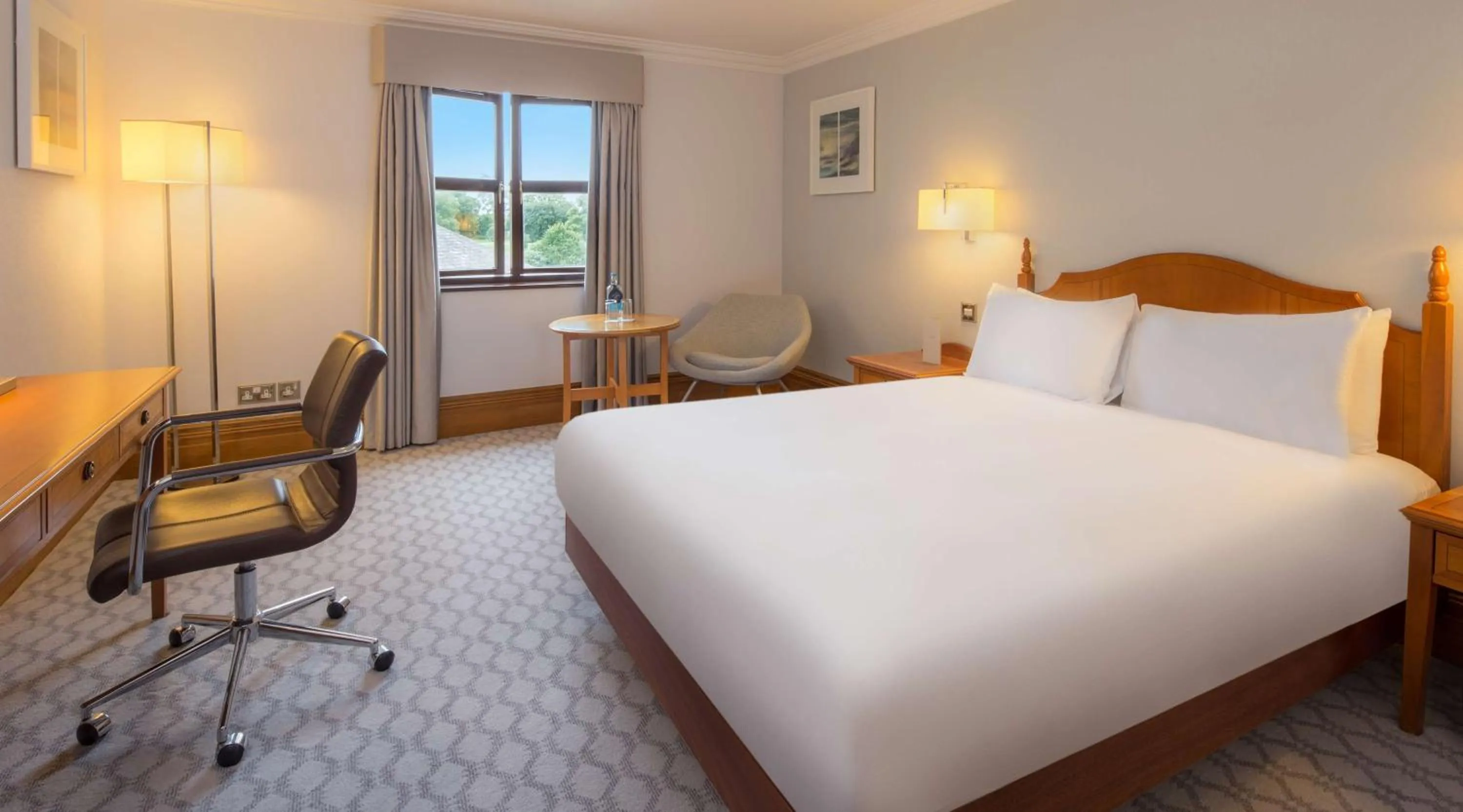 Bed in Hilton Puckrup Hall Hotel & Golf Club, Tewkesbury