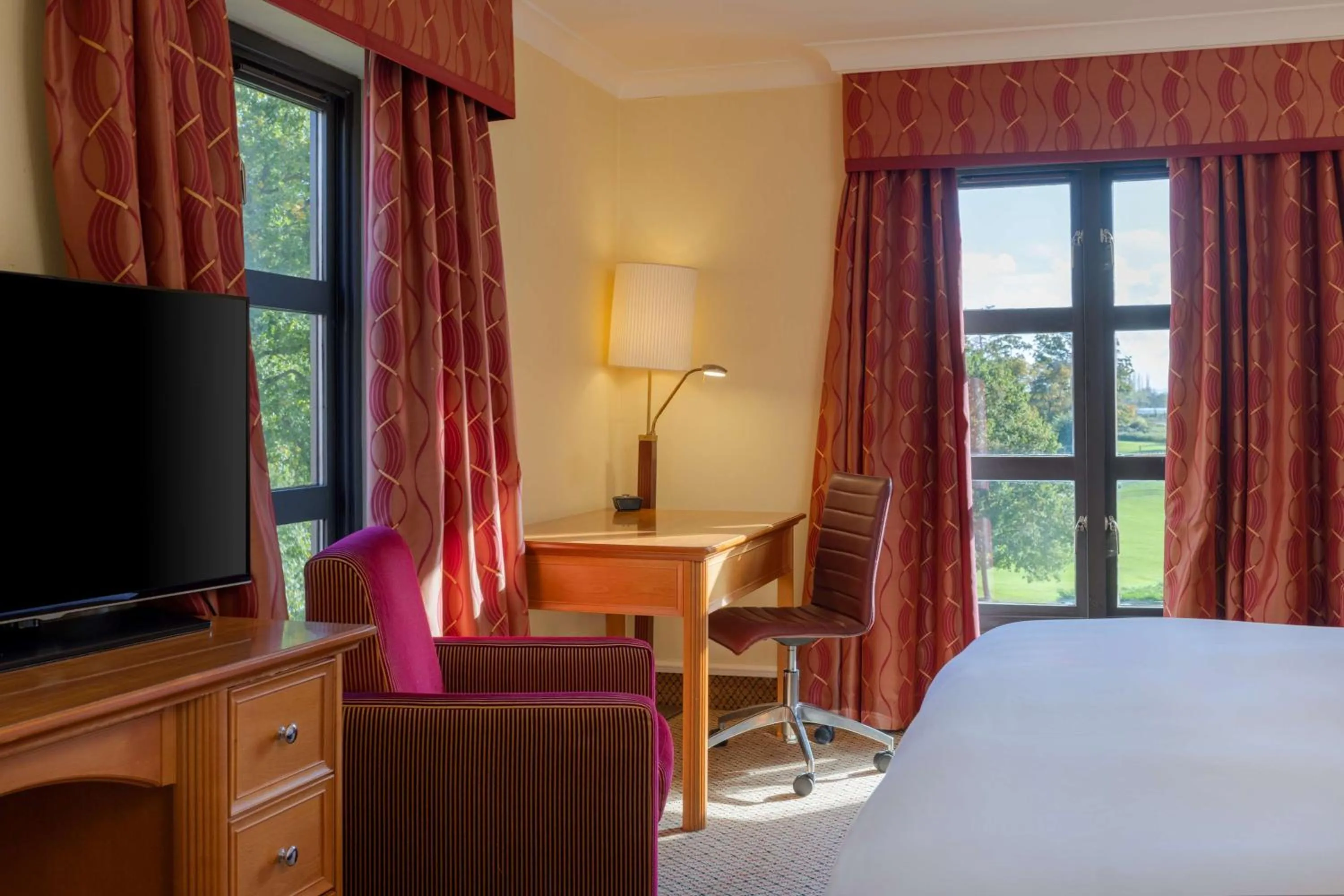 Bedroom, Bed in Hilton Puckrup Hall Hotel & Golf Club, Tewkesbury