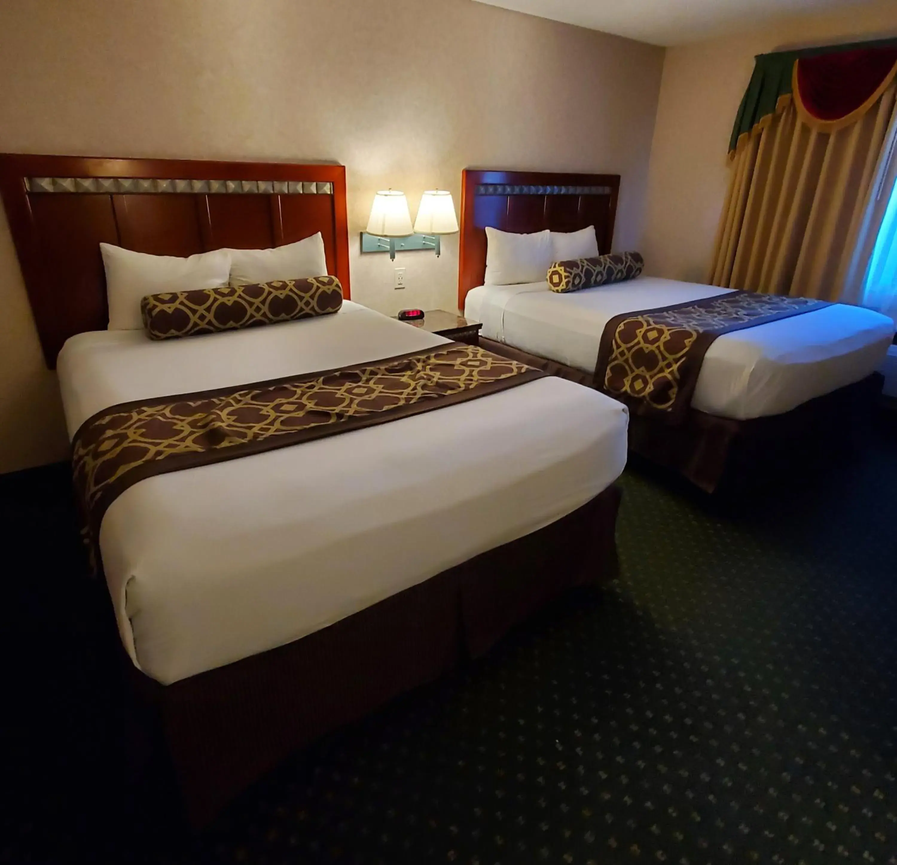 Queen Room with Two Queen Beds - Non-Smoking in Triplodge of Santa Clarita Queen Room with Two Queen Beds - Non-Smoking in Triplodge of Santa Clarita