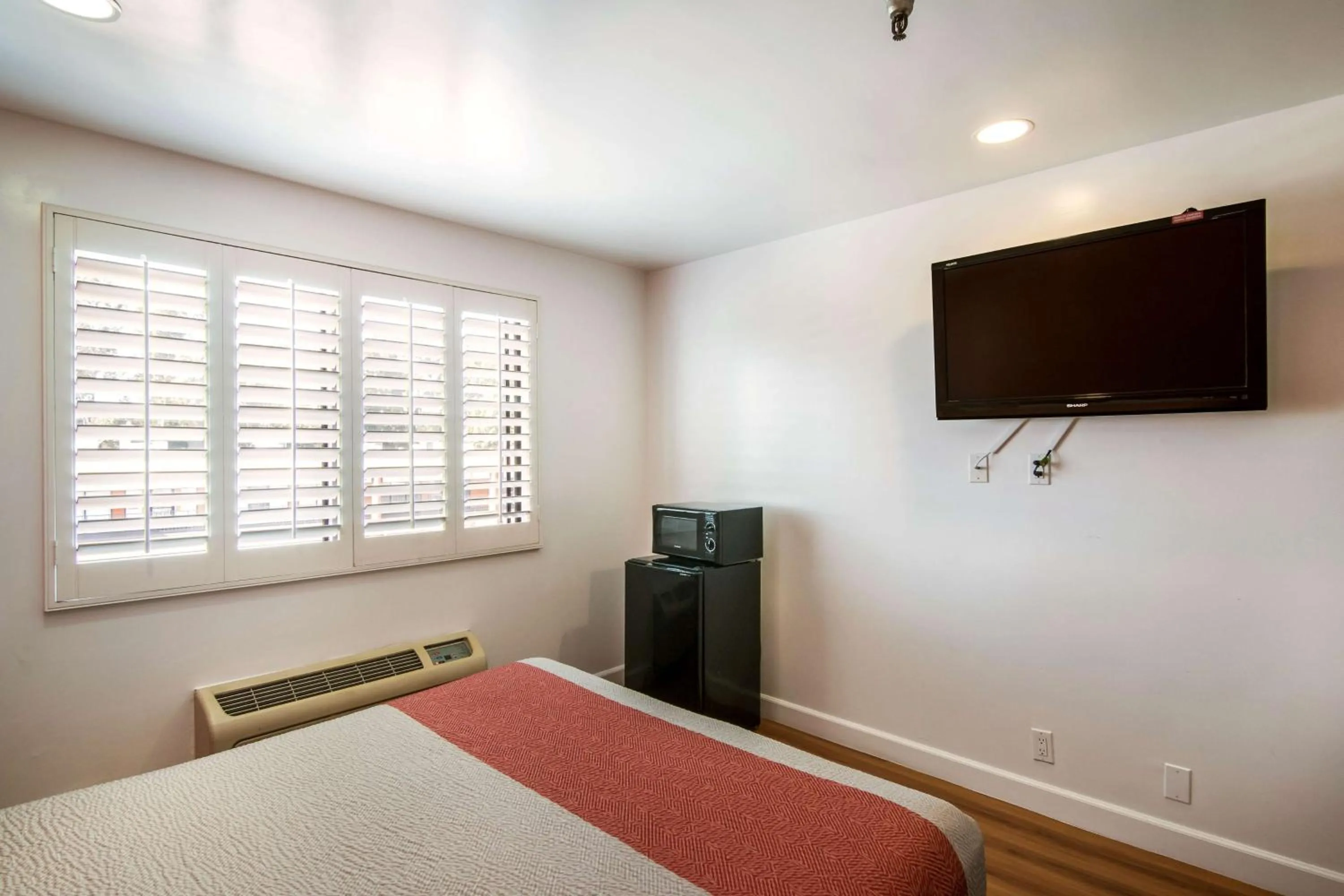 TV and multimedia, Bed in Motel 6 Monterey Park