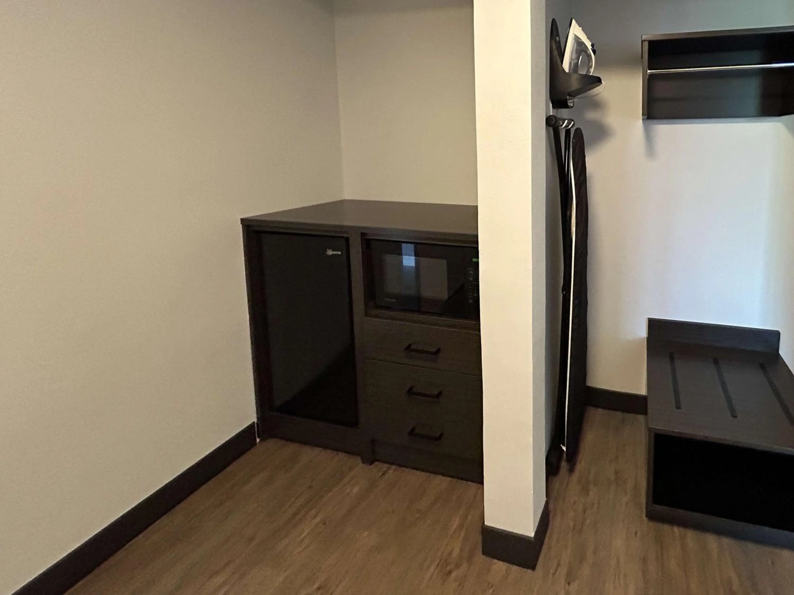 Photo of the whole room in Studio 6 Suites Gardena, CA