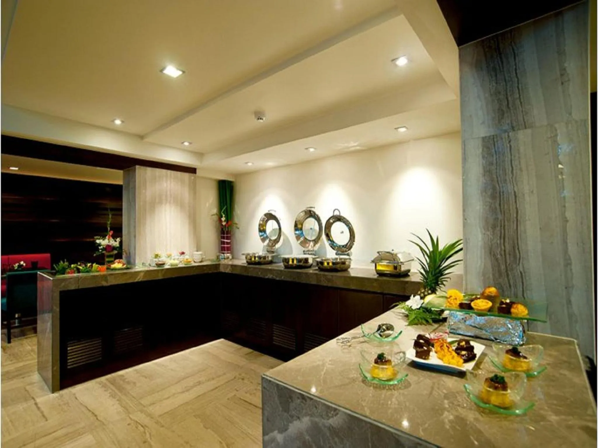 Restaurant/places to eat in FX Hotel Metrolink Makkasan