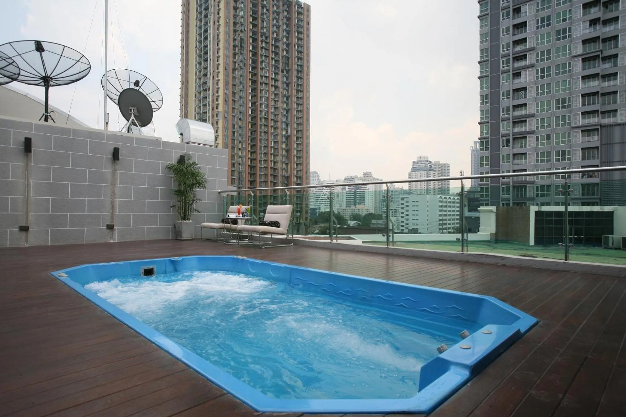 Swimming pool in FX Hotel Metrolink Makkasan