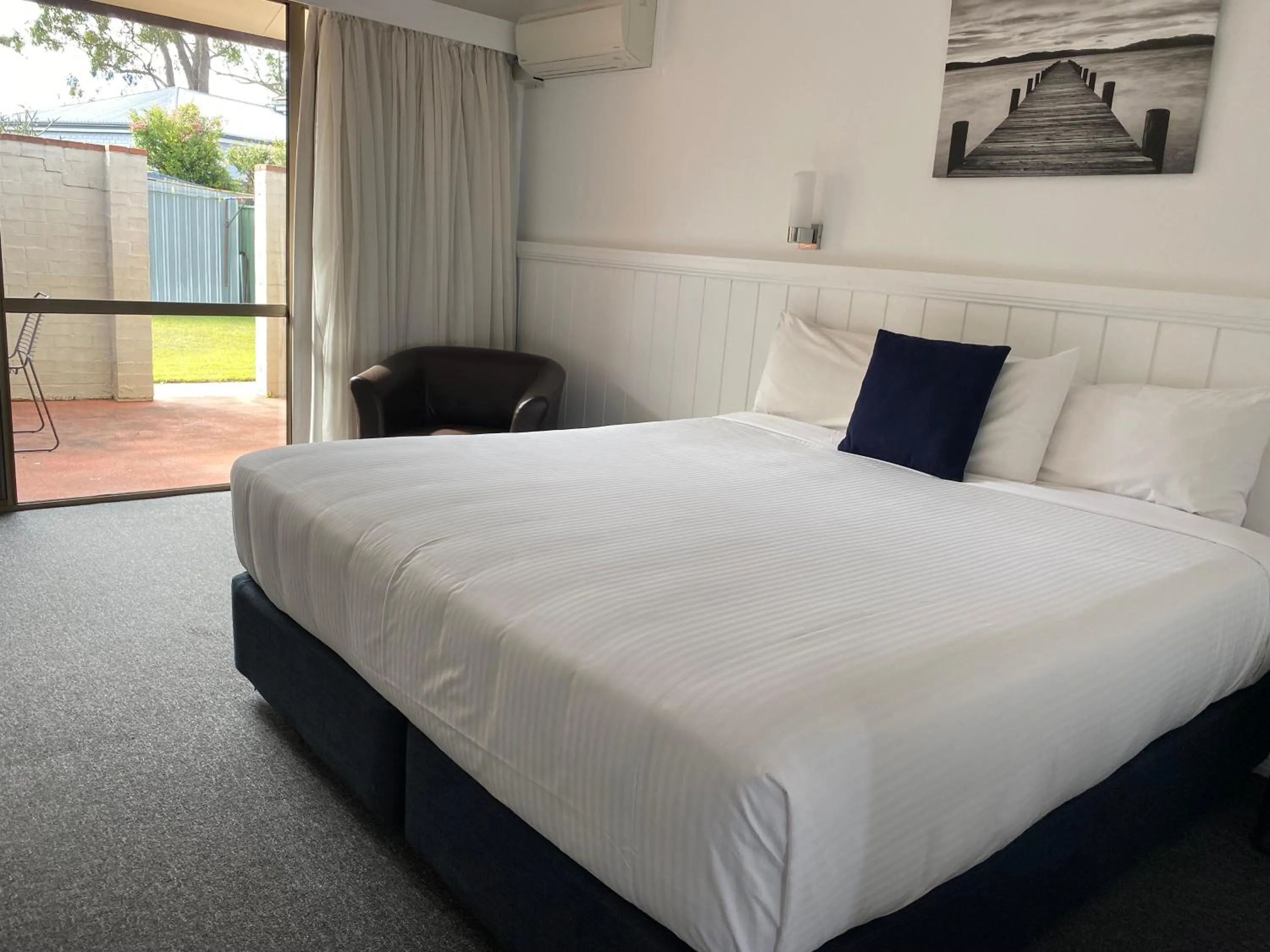 Bed in Macquarie Barracks Motor Inn