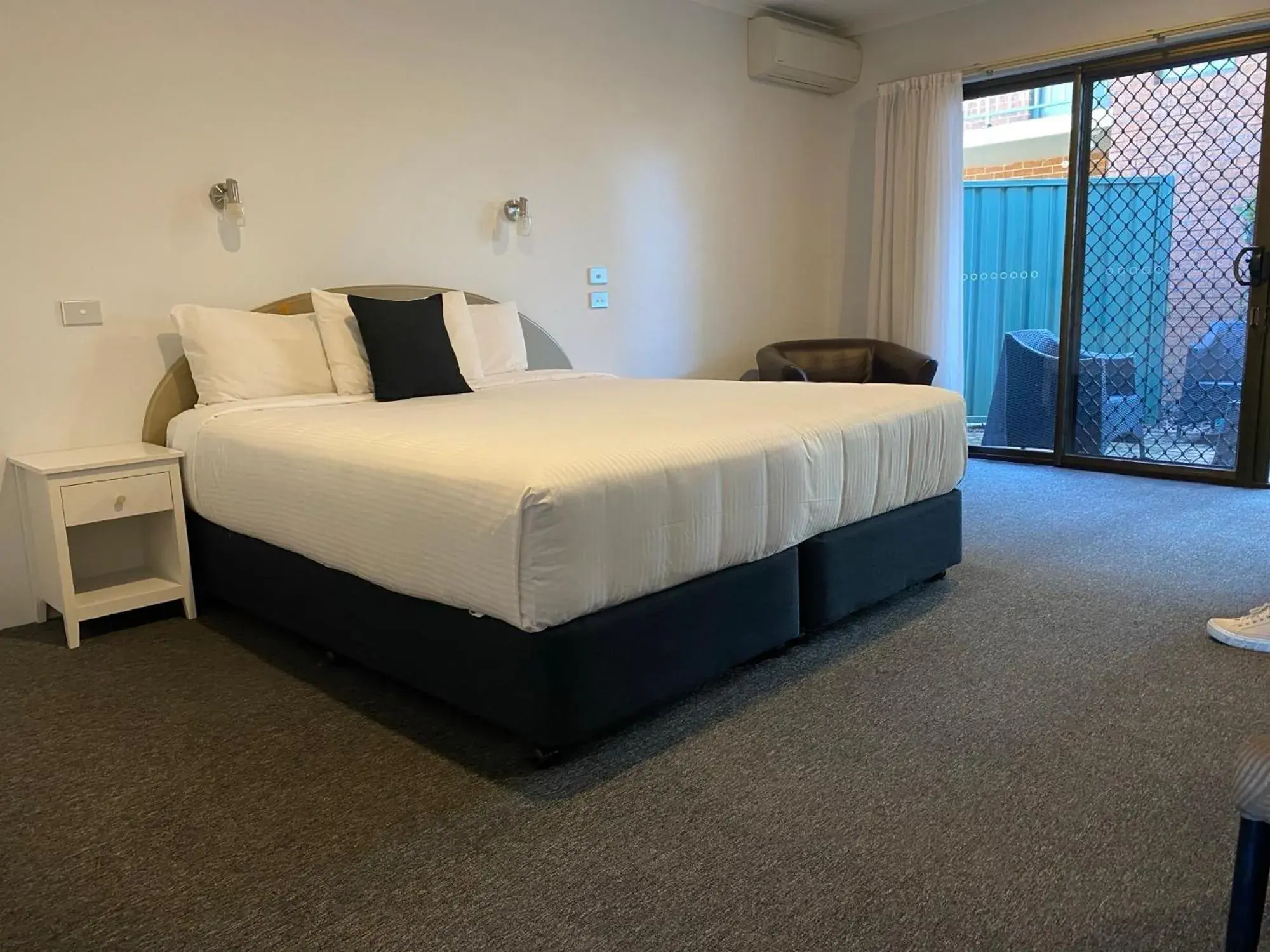 Premium King Room - Not Pet Friendly in Macquarie Barracks Motor Inn Premium King Room - Not Pet Friendly in Macquarie Barracks Motor Inn