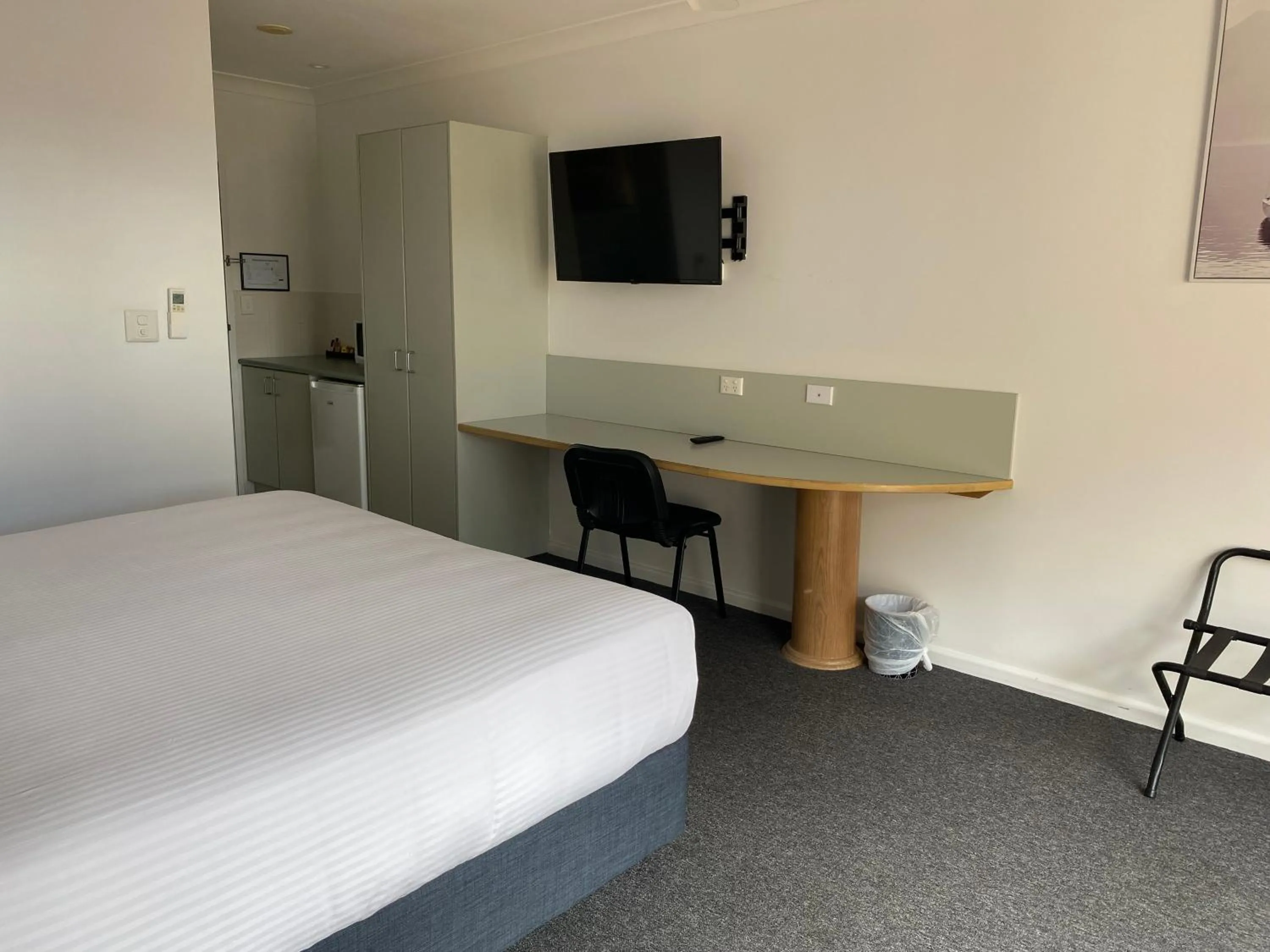 Coffee/tea facilities, Bed in Macquarie Barracks Motor Inn