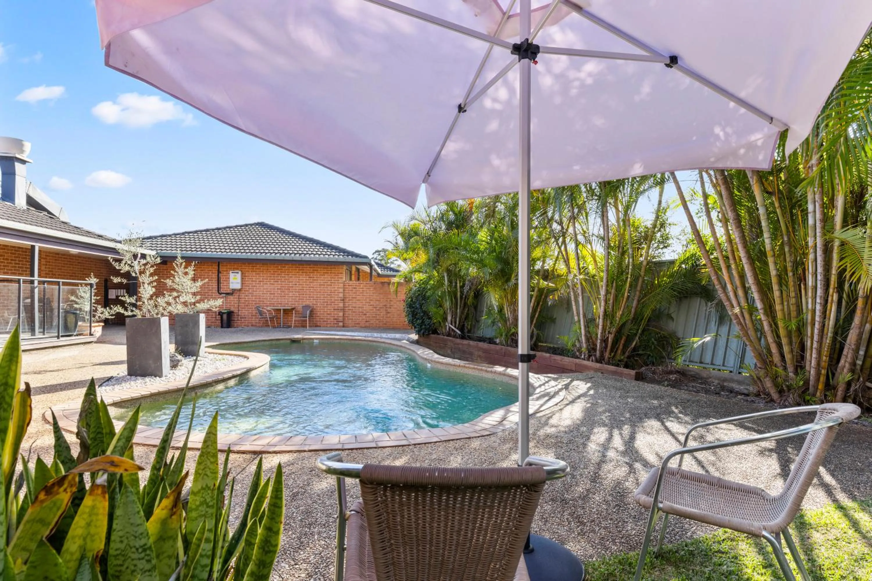 Swimming pool in Macquarie Barracks Motor Inn