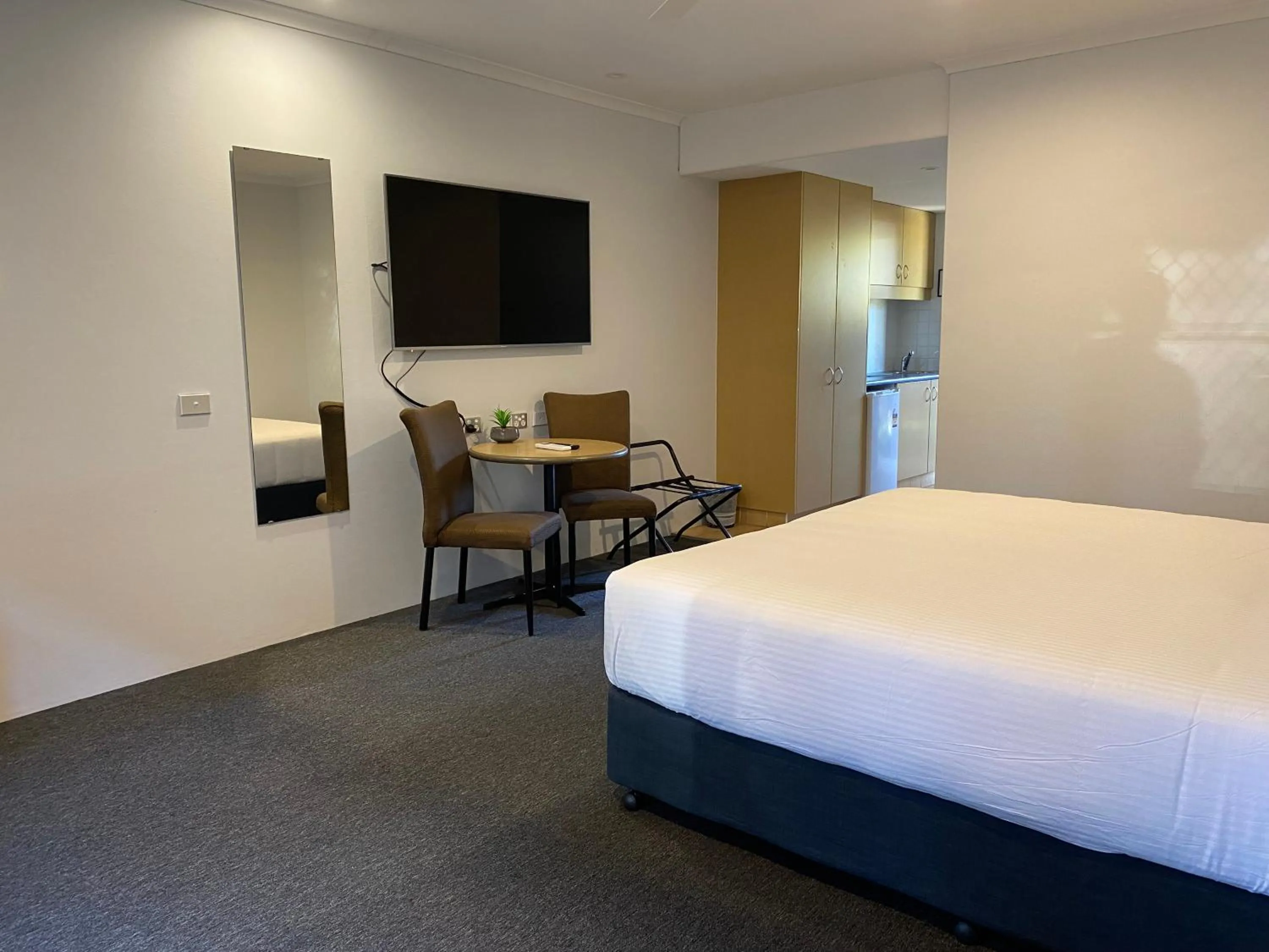 Kitchen or kitchenette, Bed in Macquarie Barracks Motor Inn