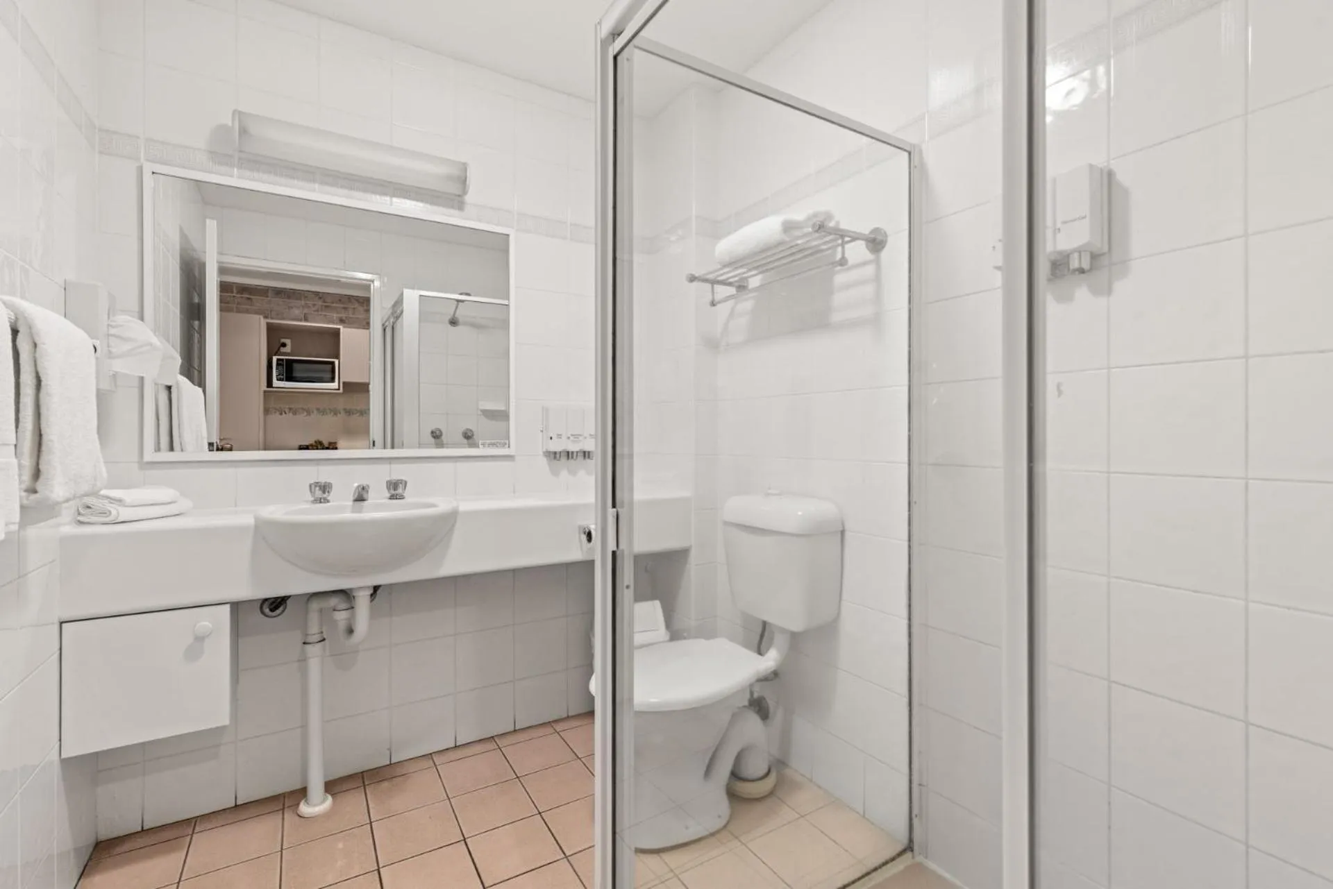 Bathroom in Macquarie Barracks Motor Inn