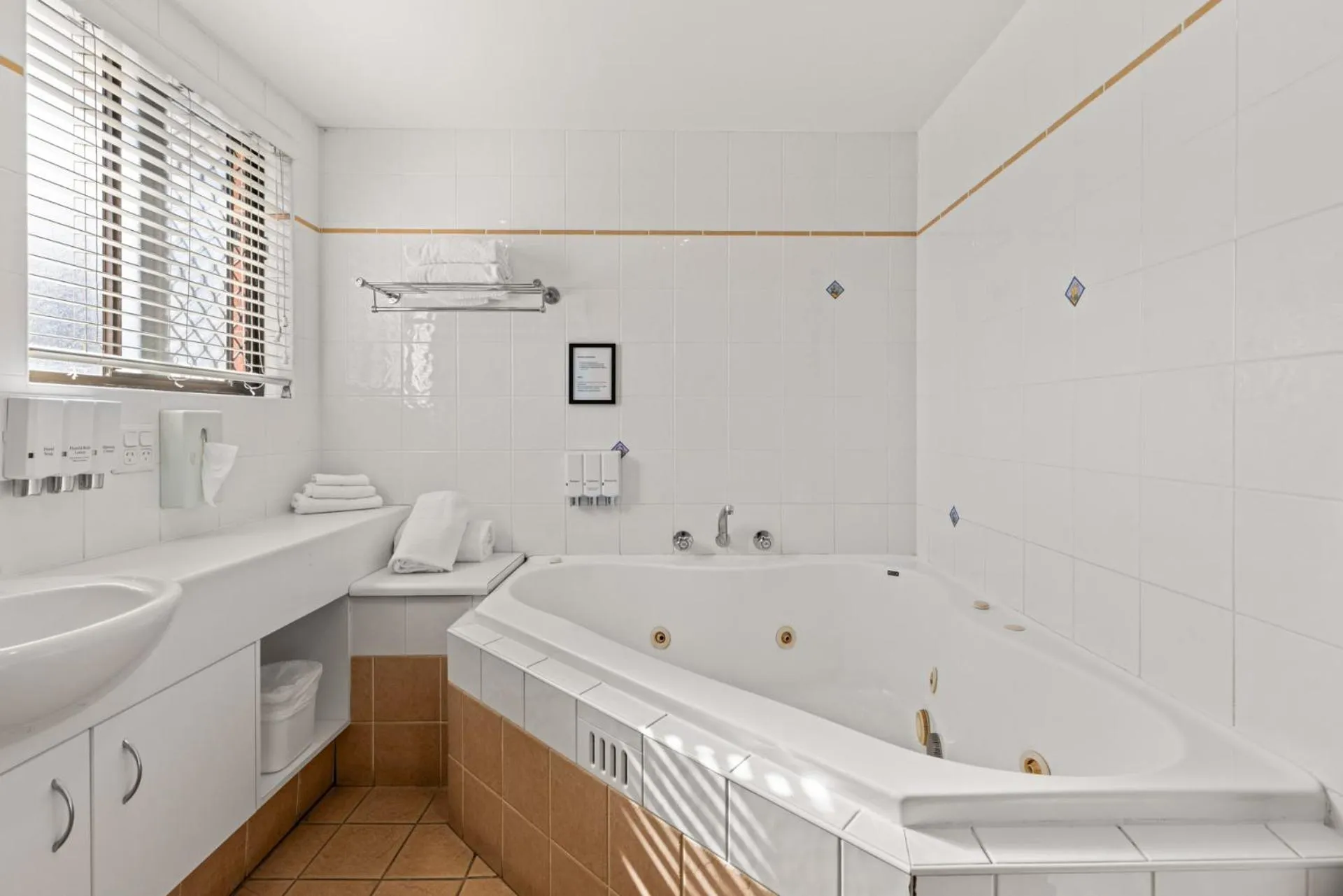 Bathroom in Macquarie Barracks Motor Inn