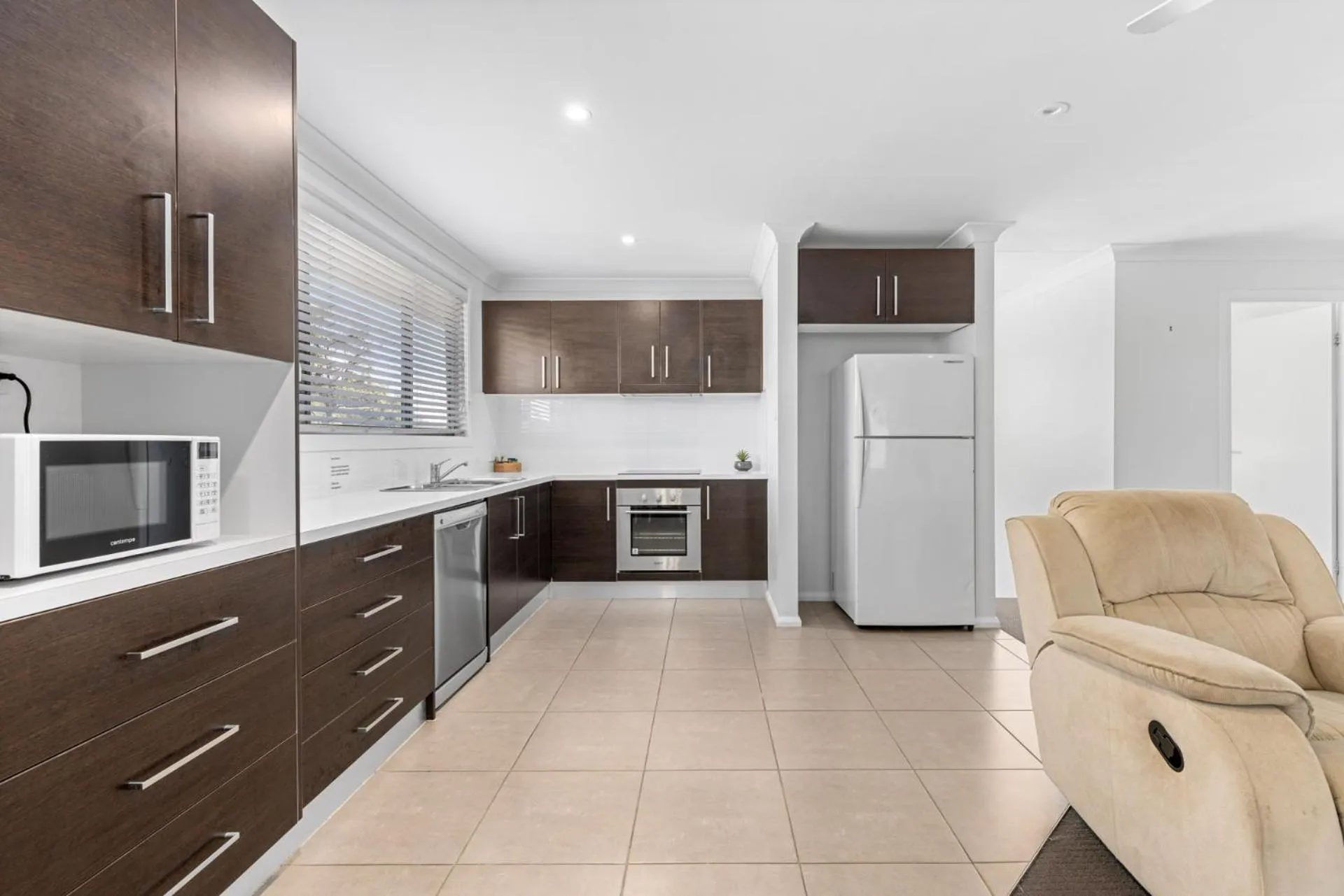 Kitchen or kitchenette in Macquarie Barracks Motor Inn