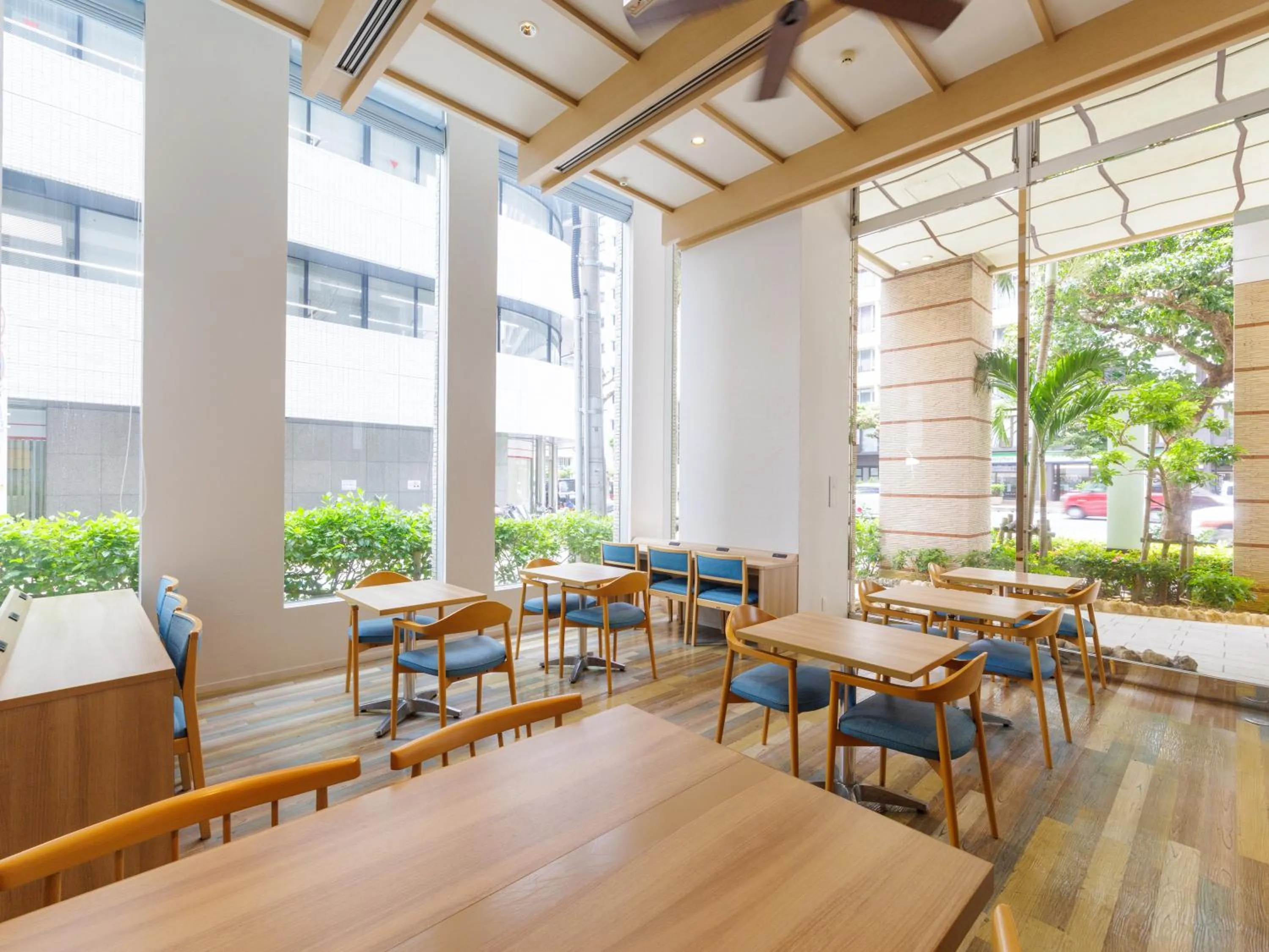 Lounge or bar in Nishitetsu Resort Inn Naha