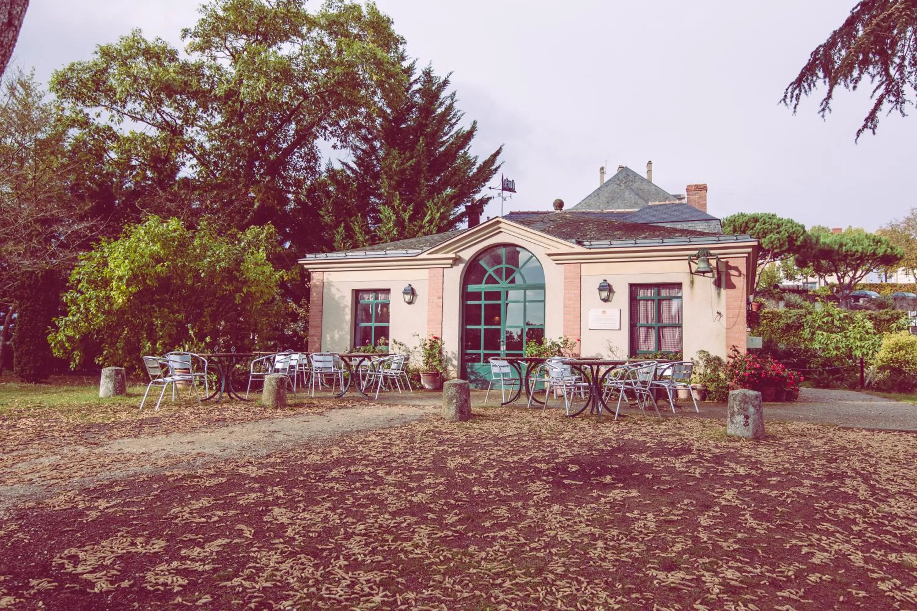 Nearby landmark in Le Regisseur