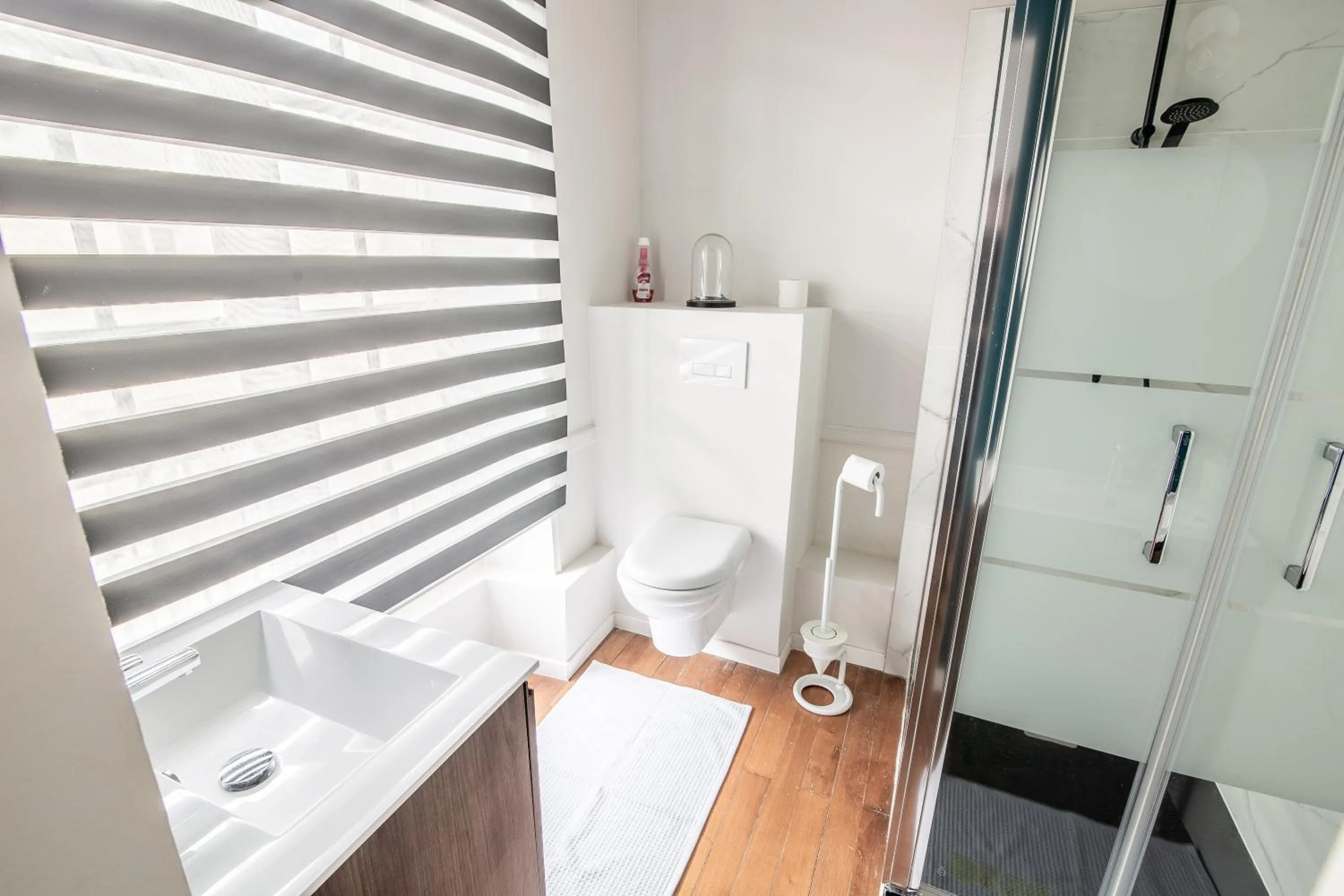 Shower in Le Regisseur